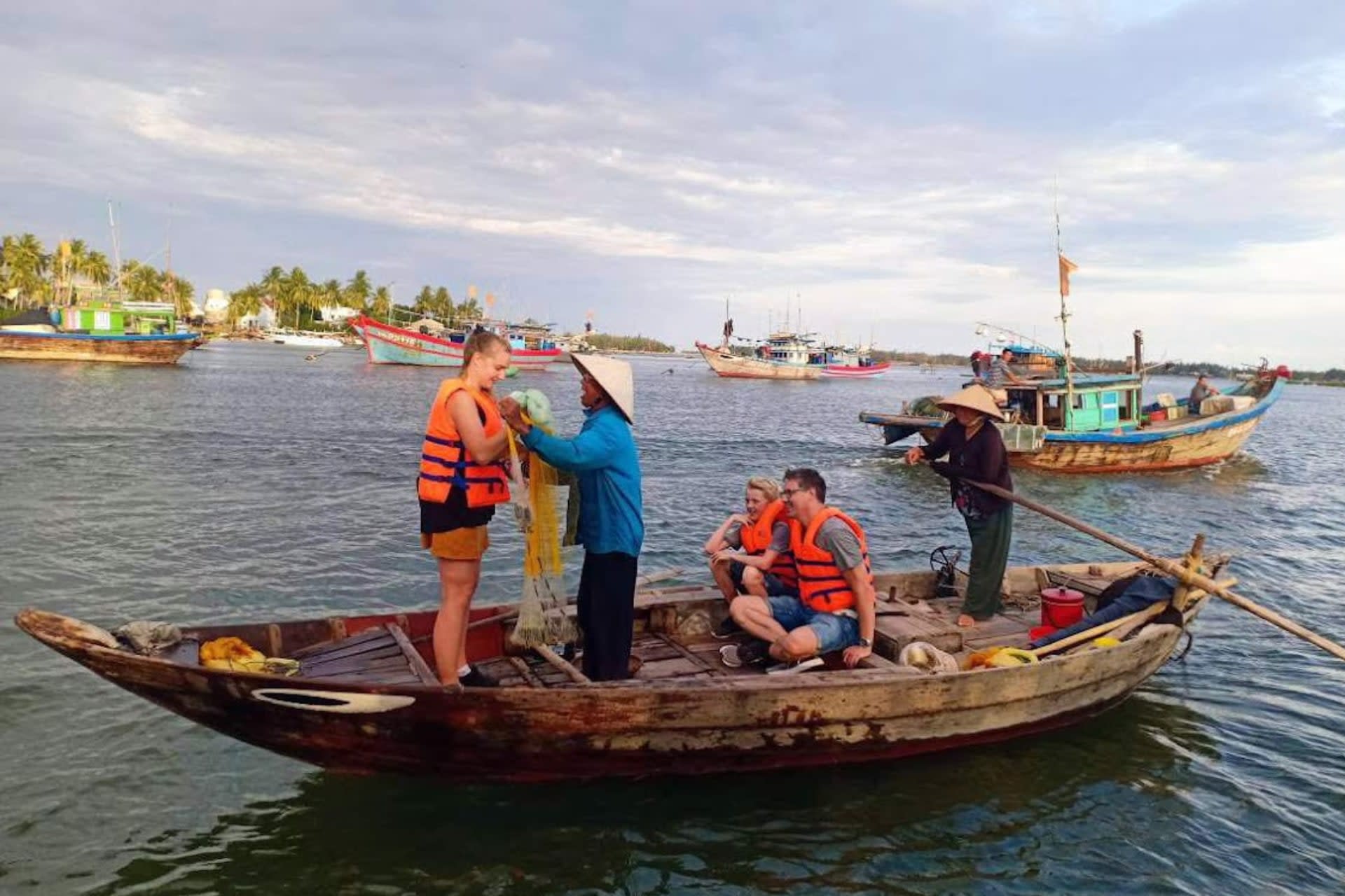 Hoi An: Sunset Boat Trip with Net Fishing Experience - Thumbnail 10