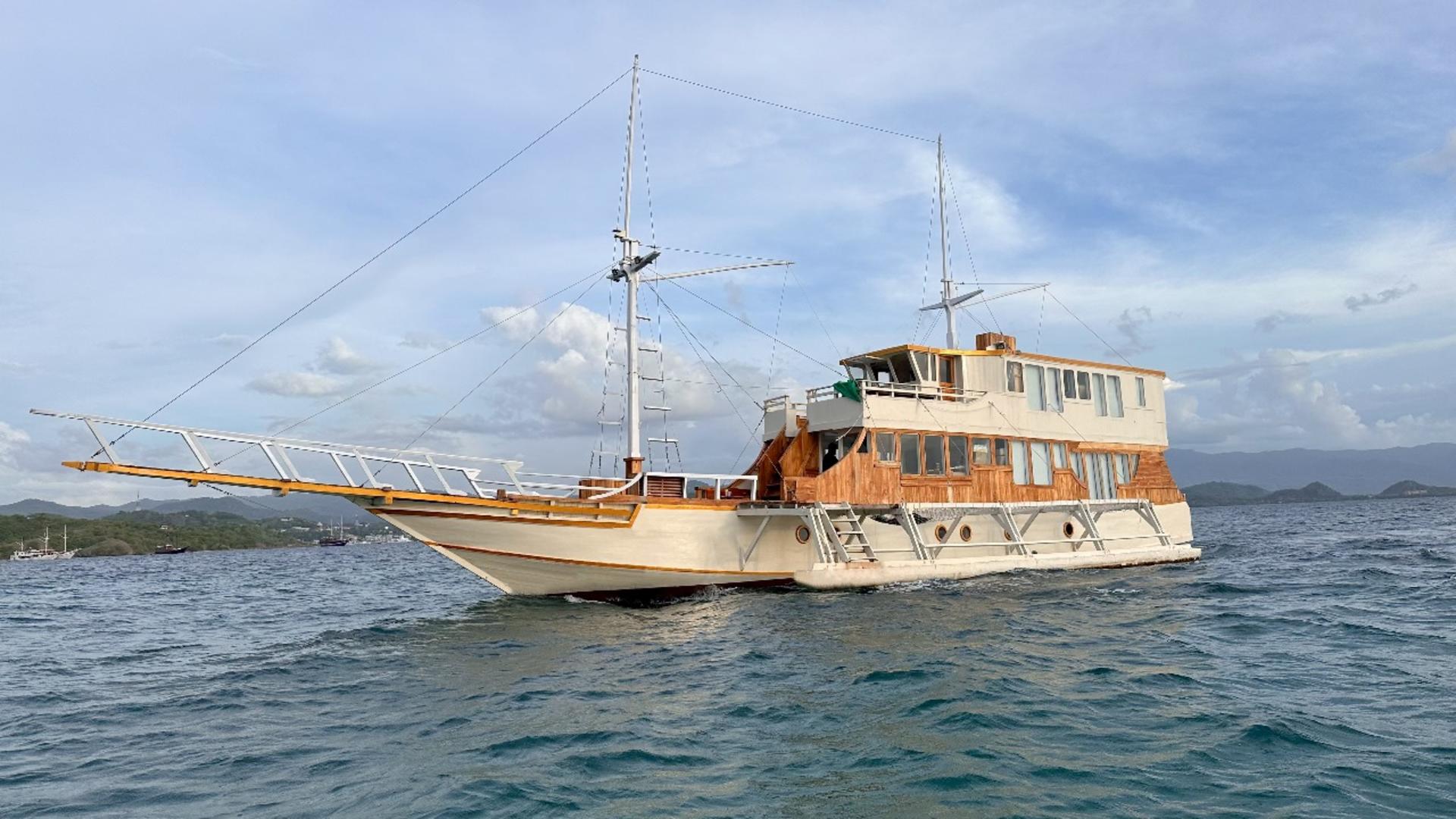 [Deluxe Phinisi] 3D2N Sailing Liveaboard from Labuan Bajo - Thumbnail 14