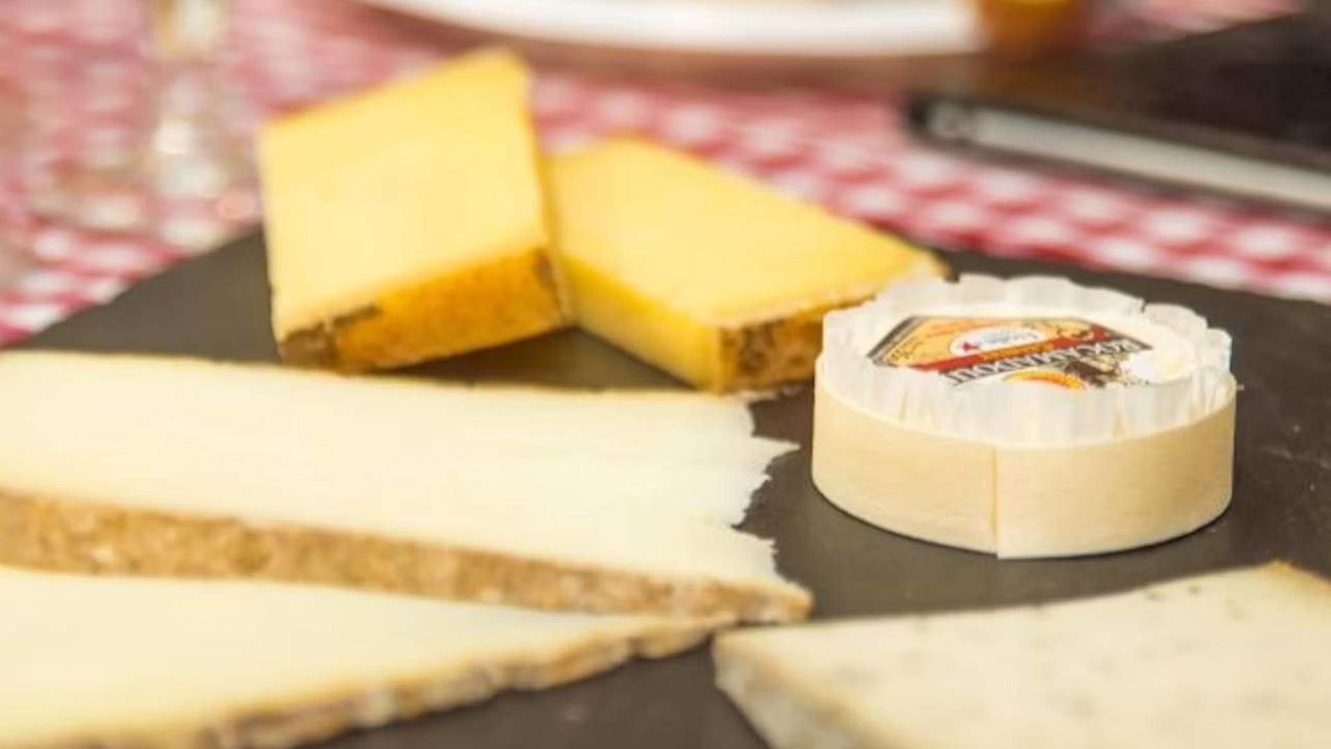 Marais food tour with wine tasting in Paris  - Thumbnail 2