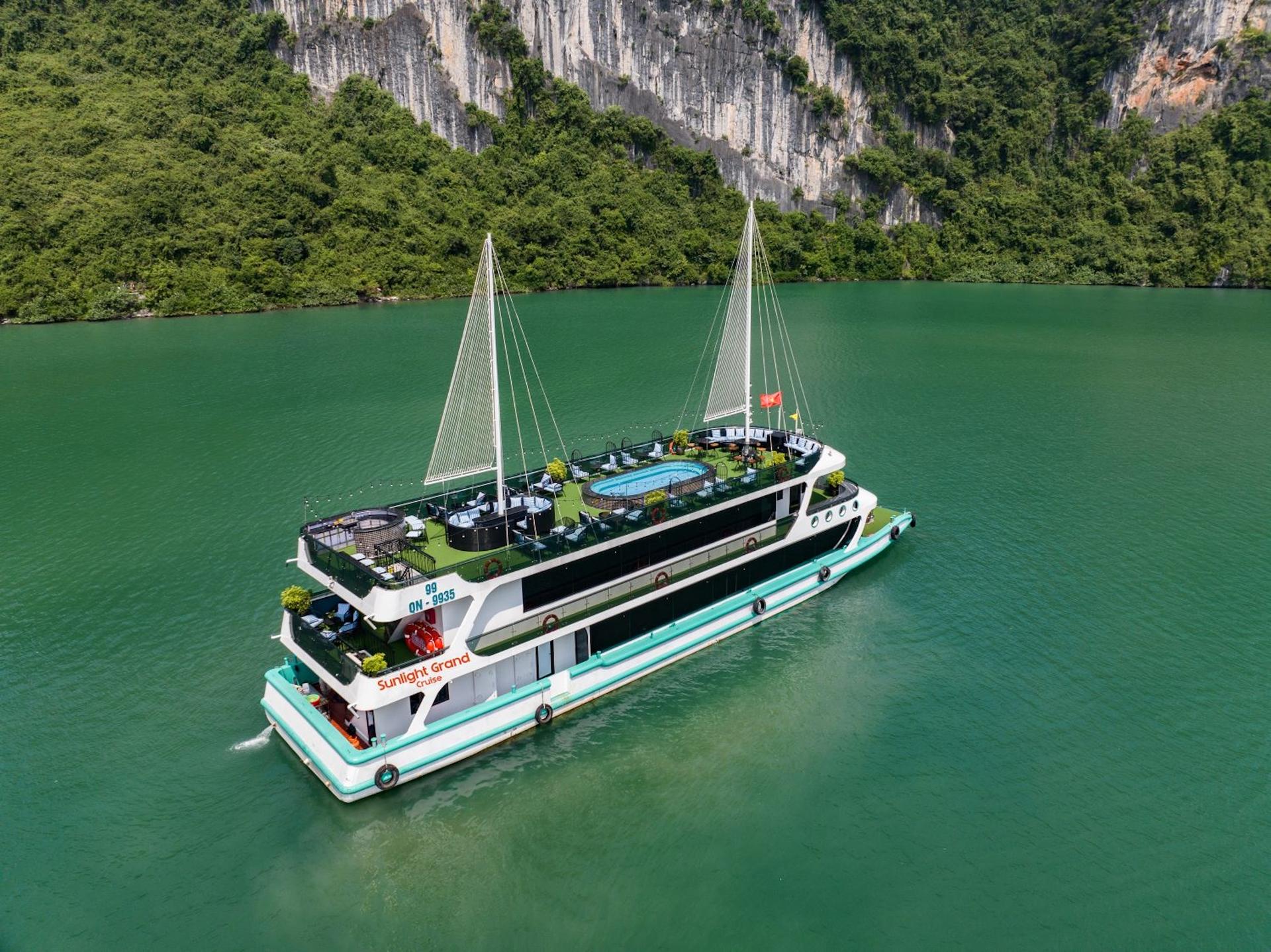 Sunlight Grand Day Cruise: Ha Long Bay, Sung Sot, Titop Island - Thumbnail 24