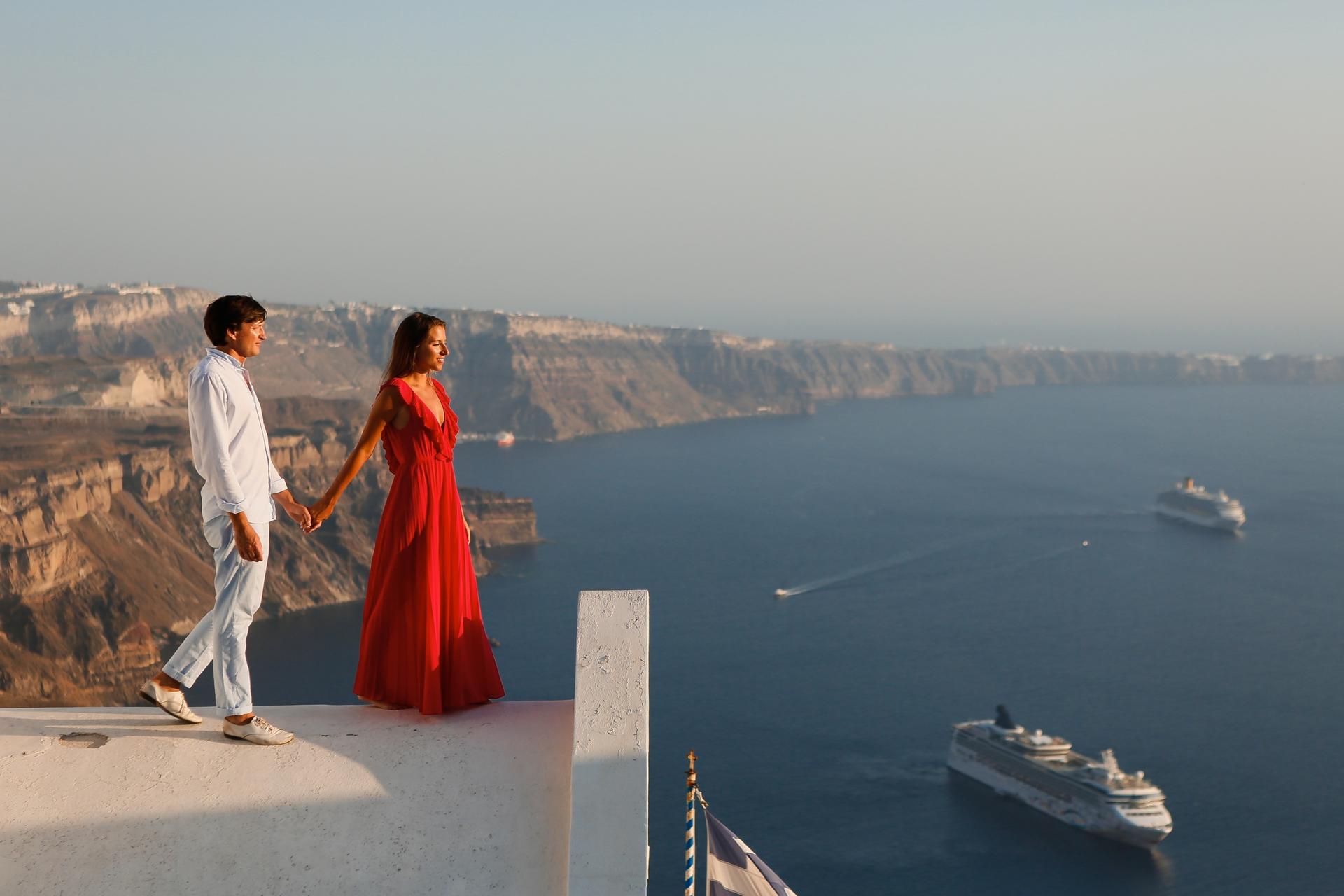 Private Photoshoot with a Vacation Photographer in Santorini - Thumbnail 4