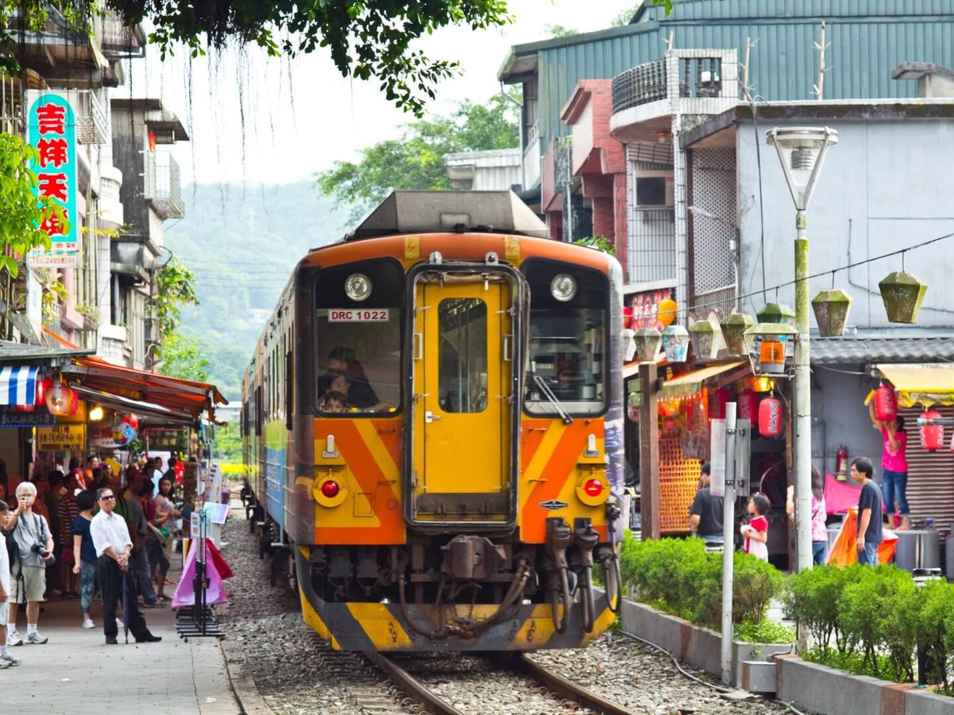 Taipei Small-Group Tour: Yehliu, Jiufen, Pingxi, Sky Lantern - Thumbnail 6