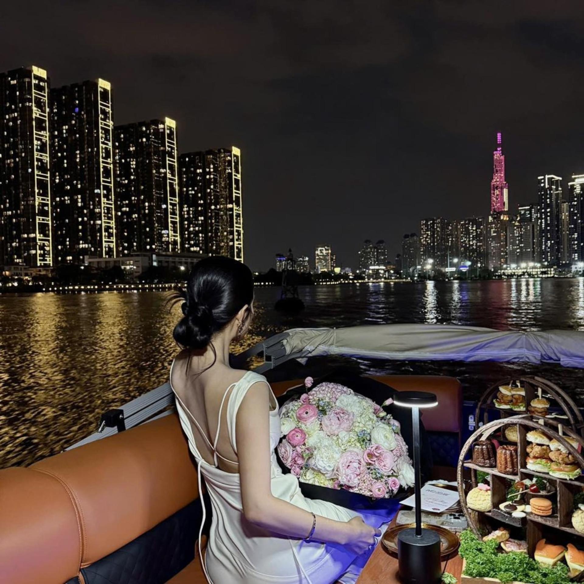Dinner Experience on Lively Saigon River Luxury Mini Cruise - Thumbnail 6