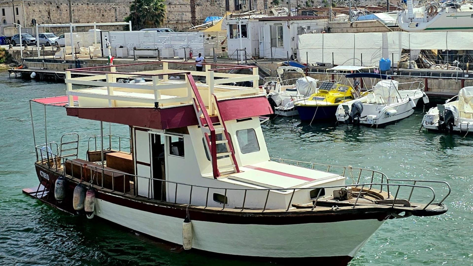 Boat cruise experience with sunset and drinks in Ortigia  - Thumbnail 7