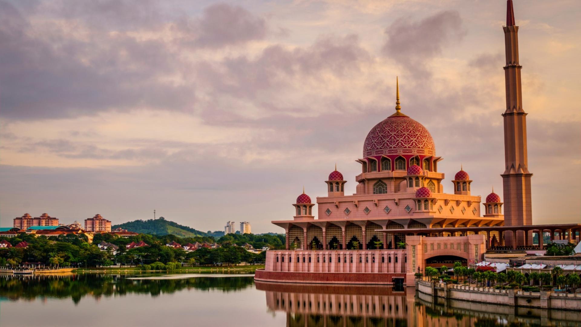 Putrajaya Sunset Cruise and Kuala Lumpur Night Exploration - Thumbnail 4