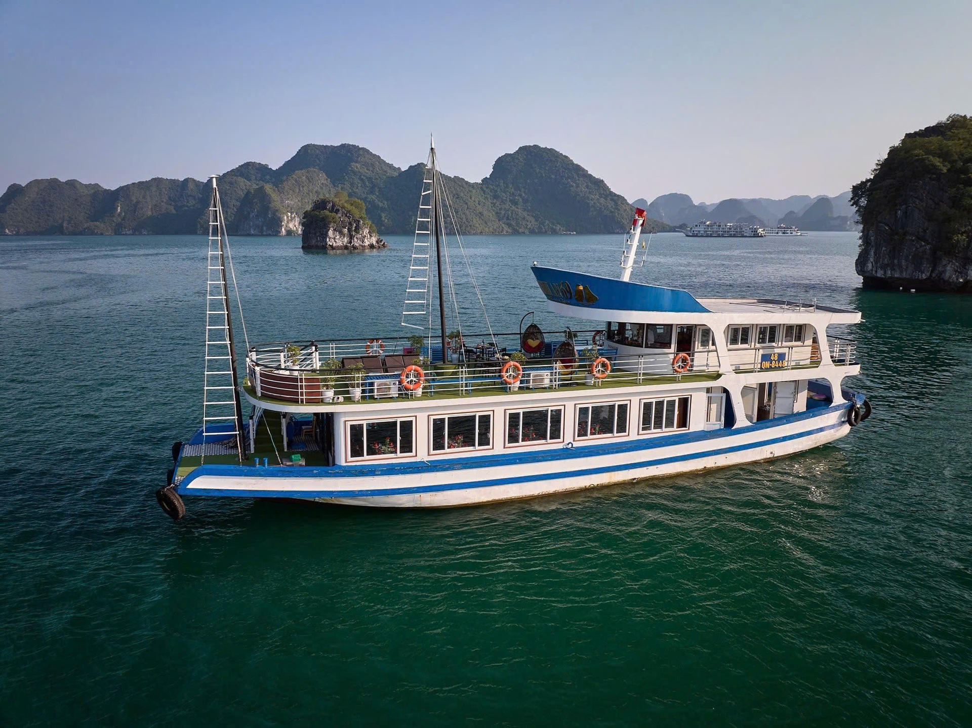 Reina Day Cruise: Ha Long Bay with Sung Sot and Ti Top - Image 1