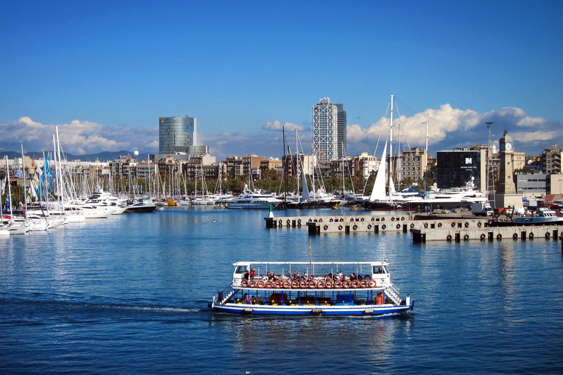 Las Golondrinas Boat Tour in Barcelona - Thumbnail 8