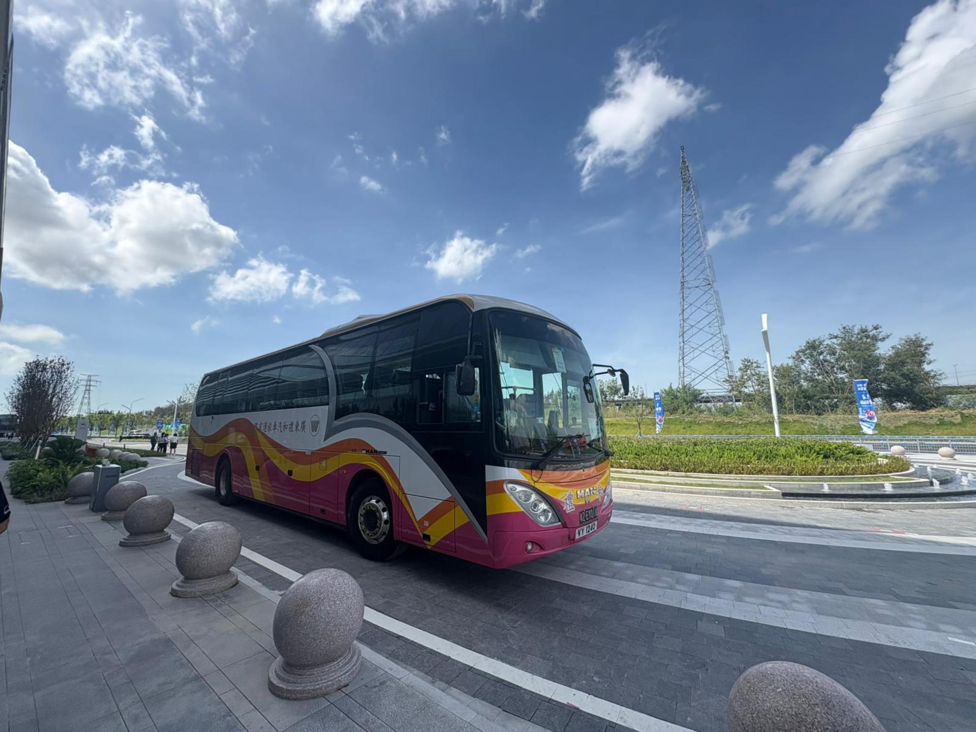 Direct bus between Hong Kong and Shenzhen Huafa Snow BONSKI - Thumbnail 3