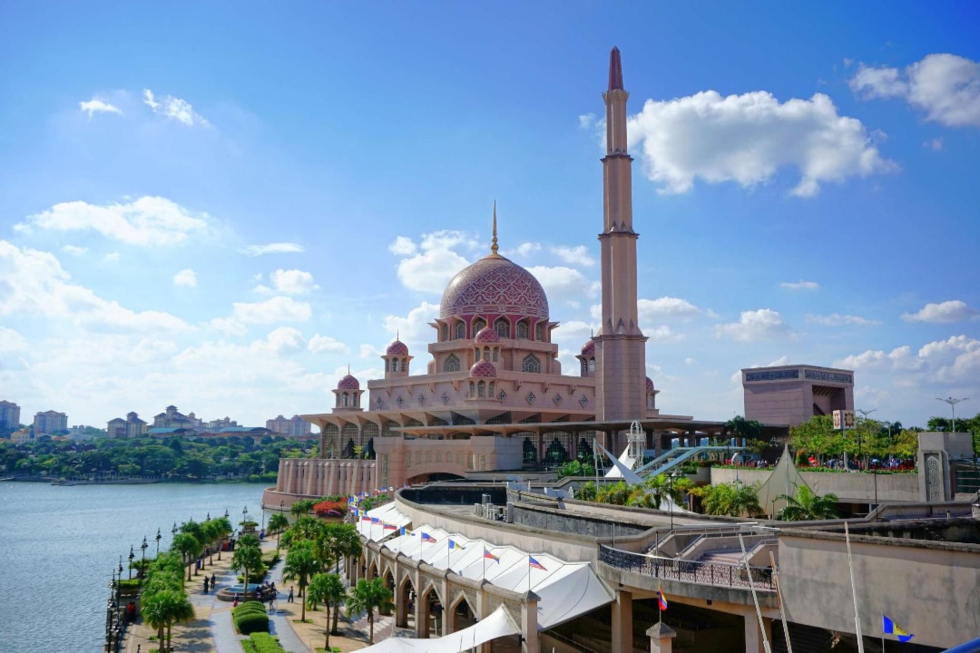 Explore Putrajaya Pink Mosque and Blue Mosque Shah Alam - Thumbnail 3