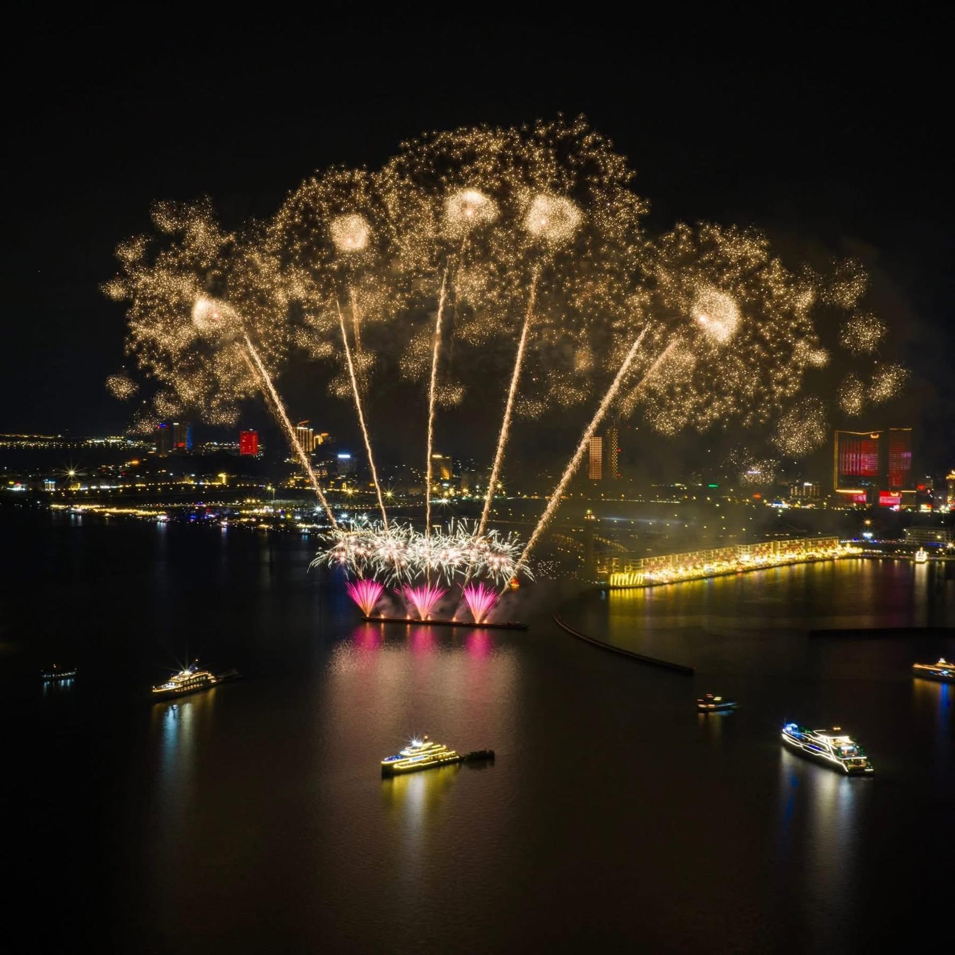 Dining Experience with Fireworks & 3D Mapping Sun Bavaria Ha Long - Thumbnail 13