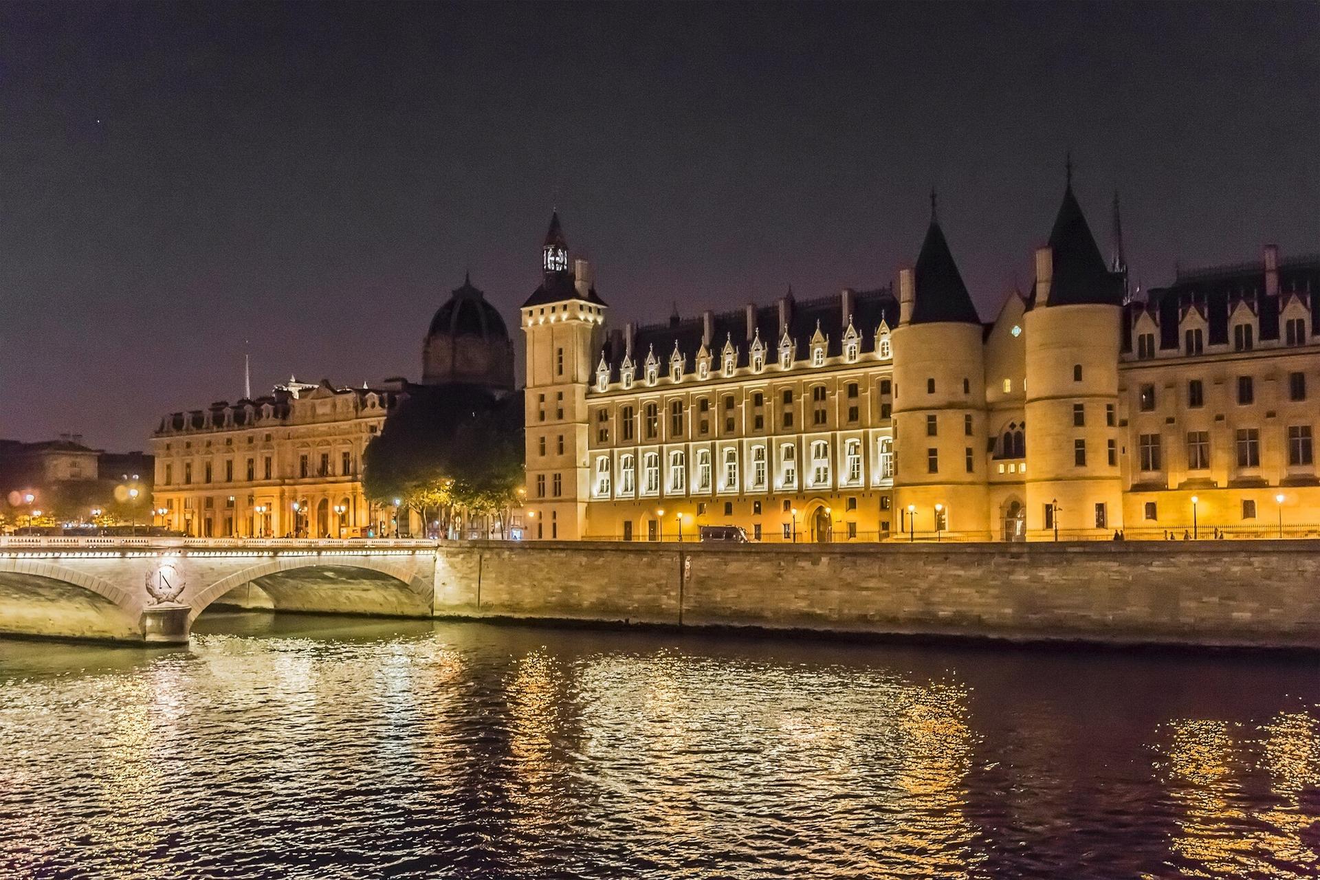 Ghosts, Mysteries and Legends Evening Walking Tour in Paris - Thumbnail 3
