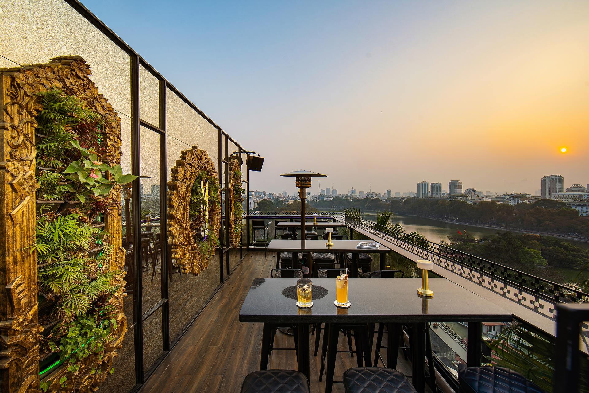 Majesty Sky Bar Cocktails & City Views in Hanoi - Thumbnail 8