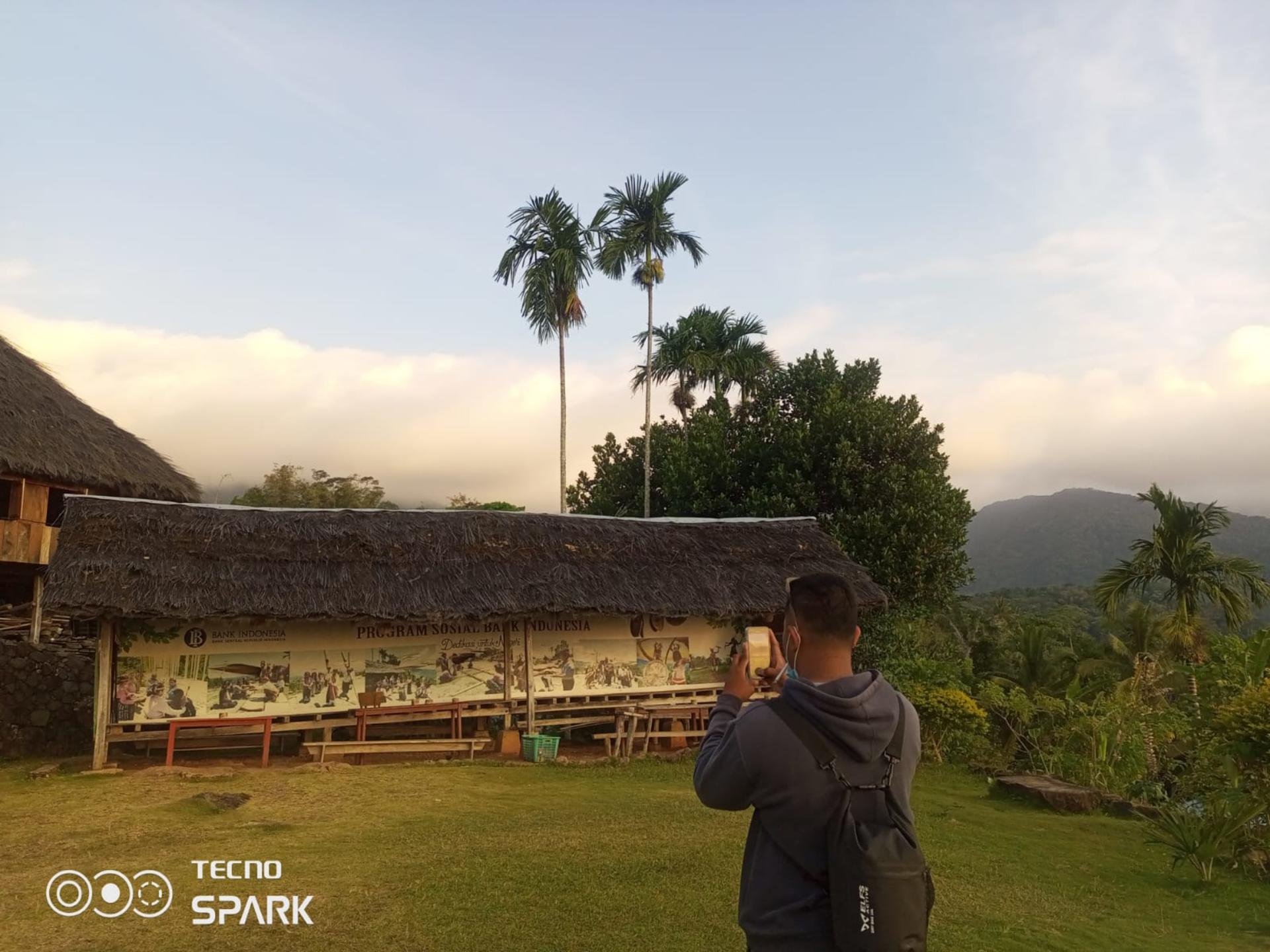Kampung Melo And Batu Cermin Cave Day Tour in Labuan Bajo - Thumbnail 6