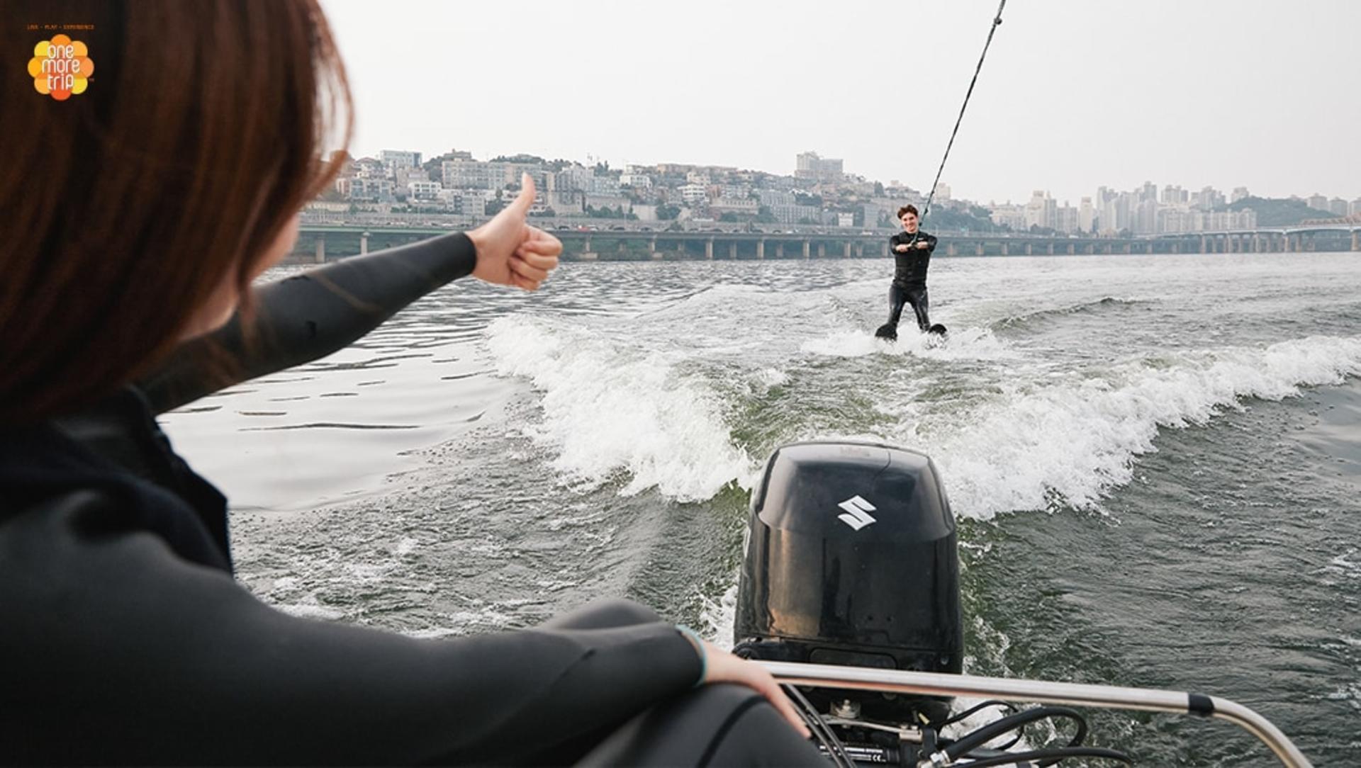 Waterskiing on the Han River in Seoul - Thumbnail 10