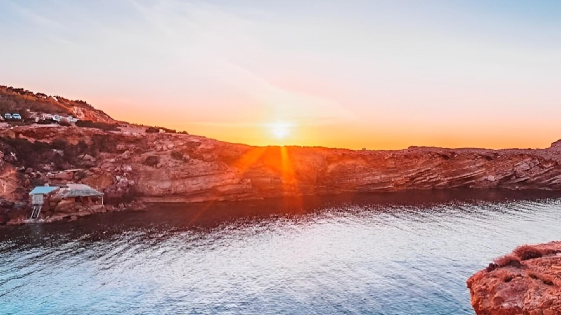 Midday or Sunset Sailing with Snacks and Open Bar in Mallorca - Image 1