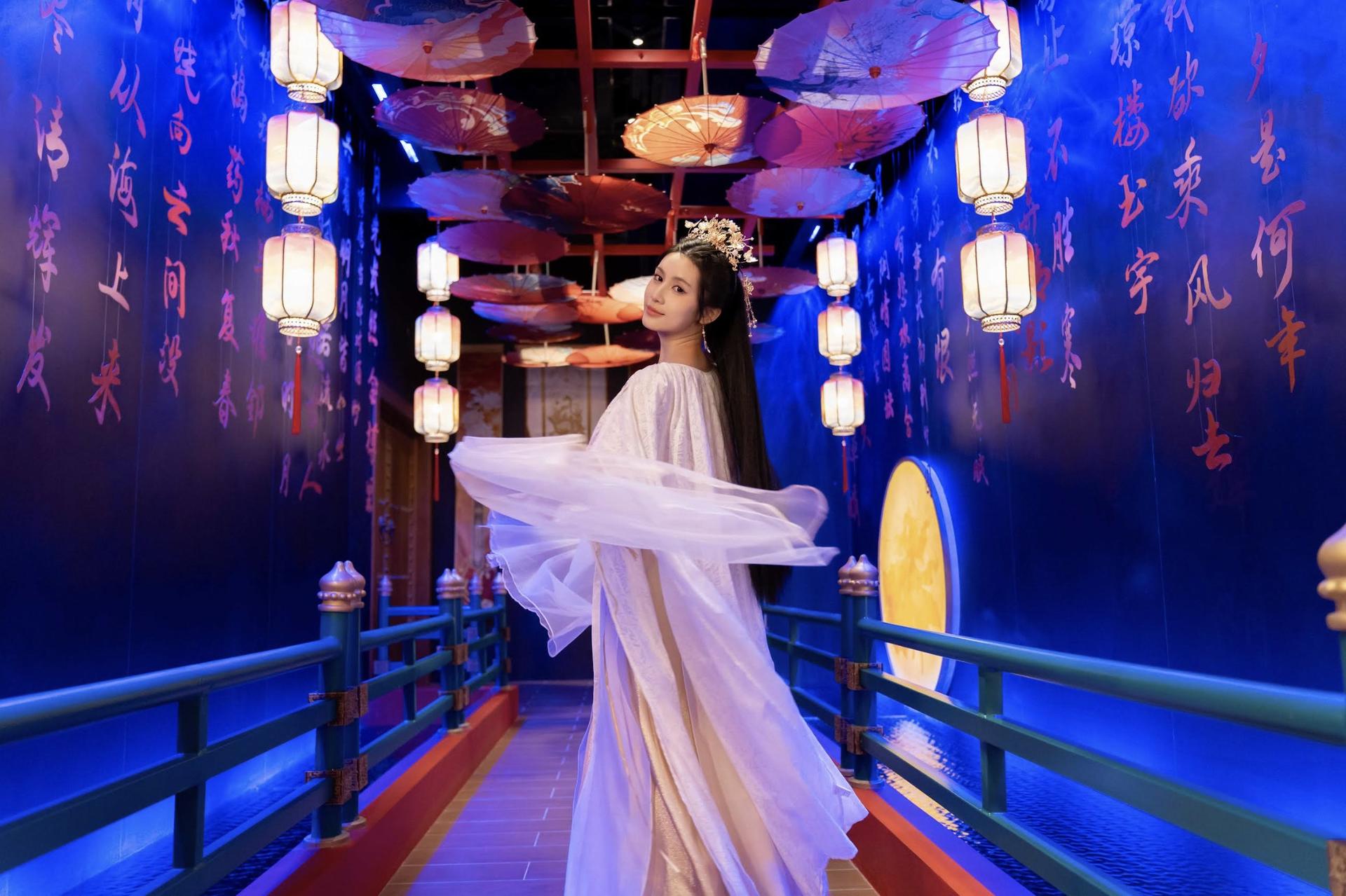 "Love Between Fairy and Devil" VR IMMERSIVE CENTER | VR Immersive Adventure Ride / Hanfu Rental & Photography Service - Thumbnail 9