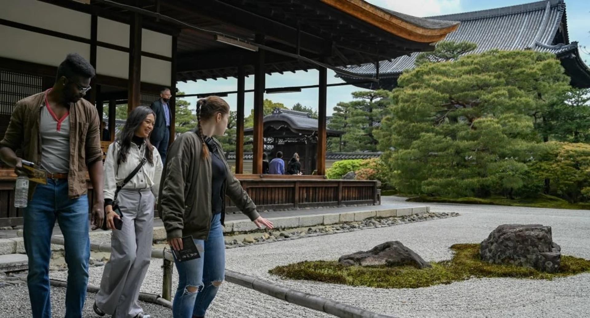 Private Kyoto Gion Highlights & Hidden Gems Tour with Local Guide - Thumbnail 2