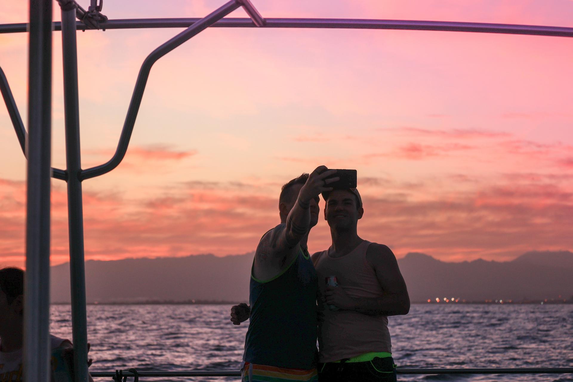 Waikiki Sunset Cruise - Thumbnail 5