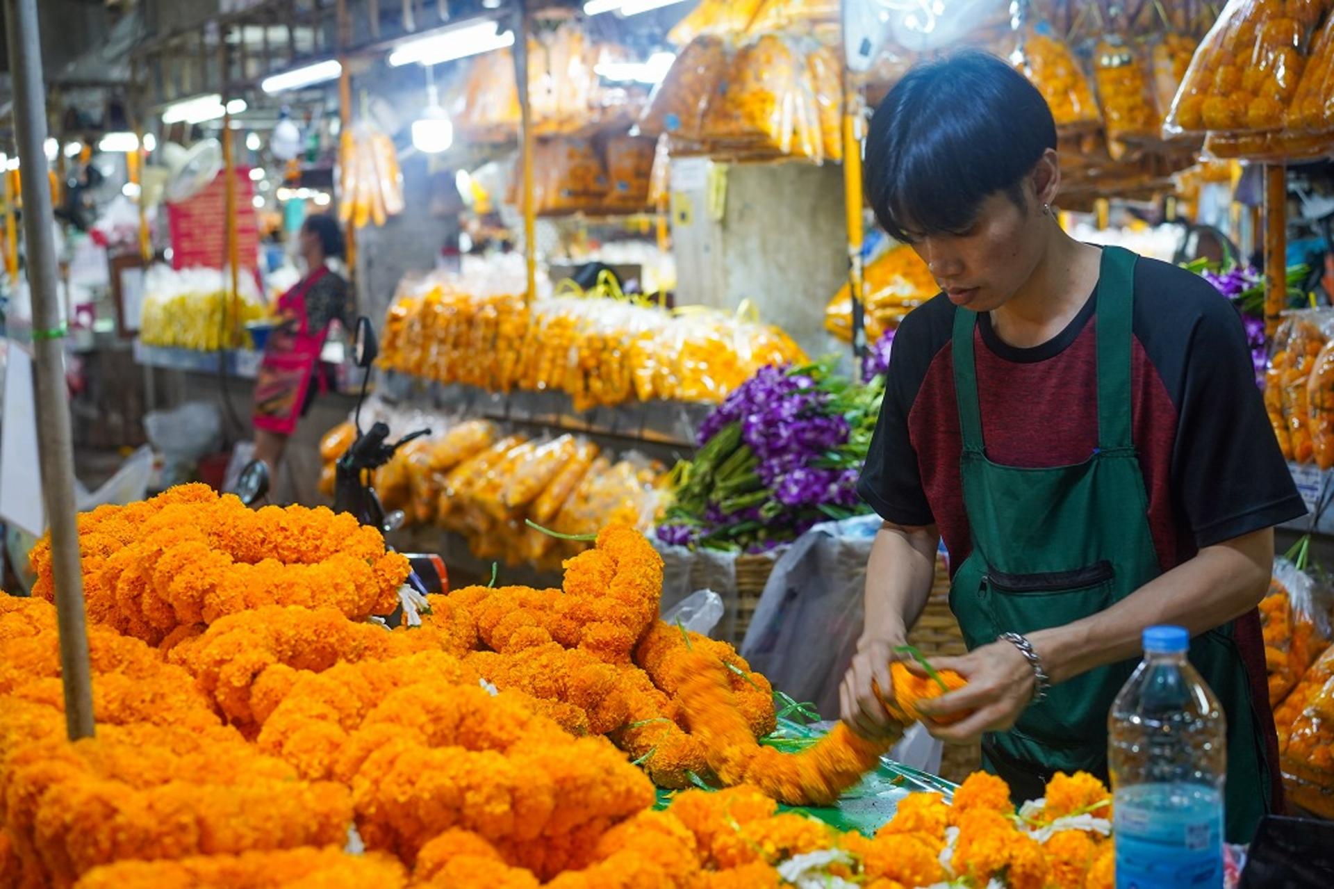 Wat Pho, Wat Arun & Flower Market Guided Walking Tour in Bangkok - Thumbnail 44