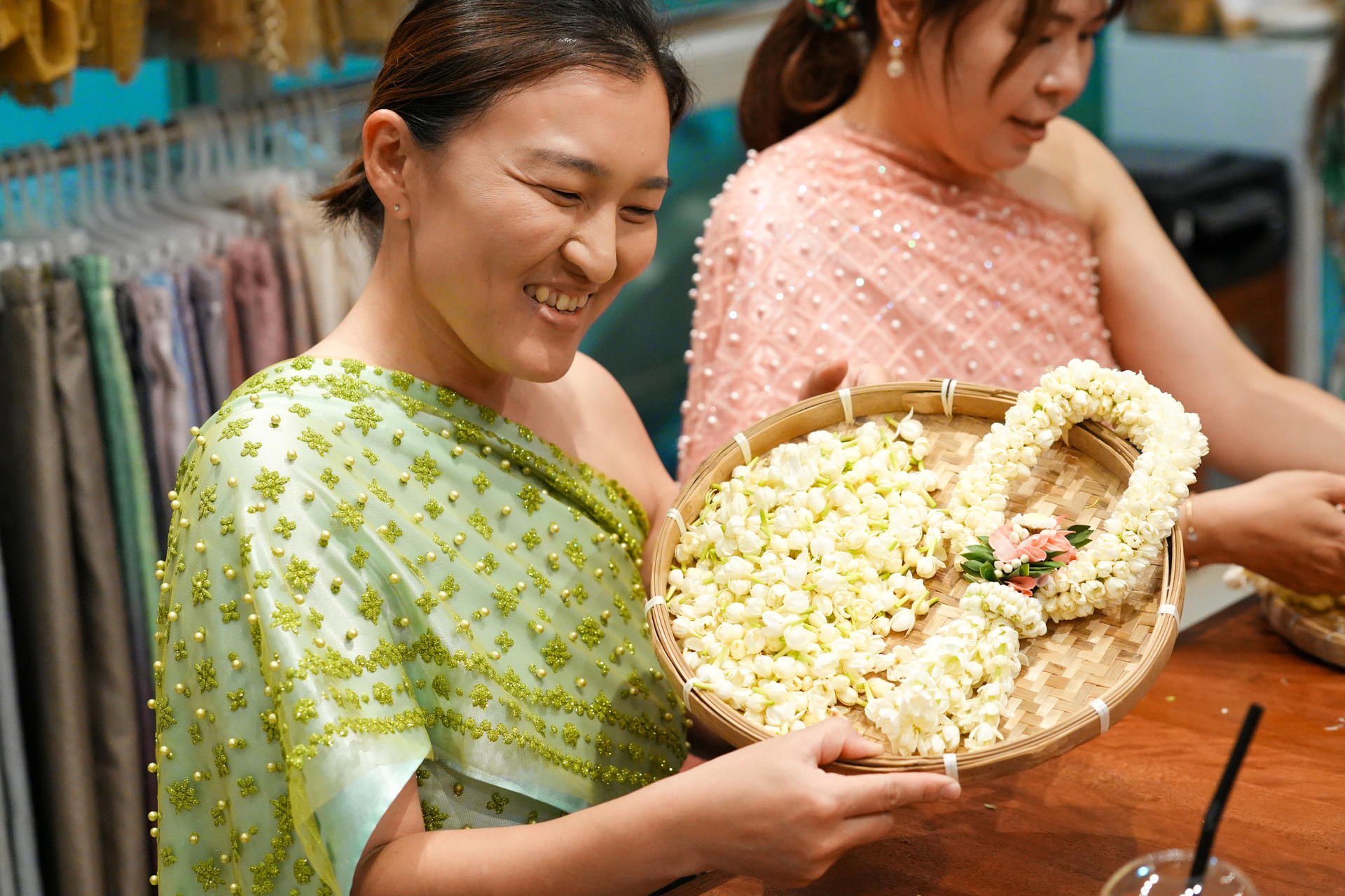 White Lotus Thai Garland Workshop at Pak Khlong Talat Market Tour in Bangkok - Thumbnail 27