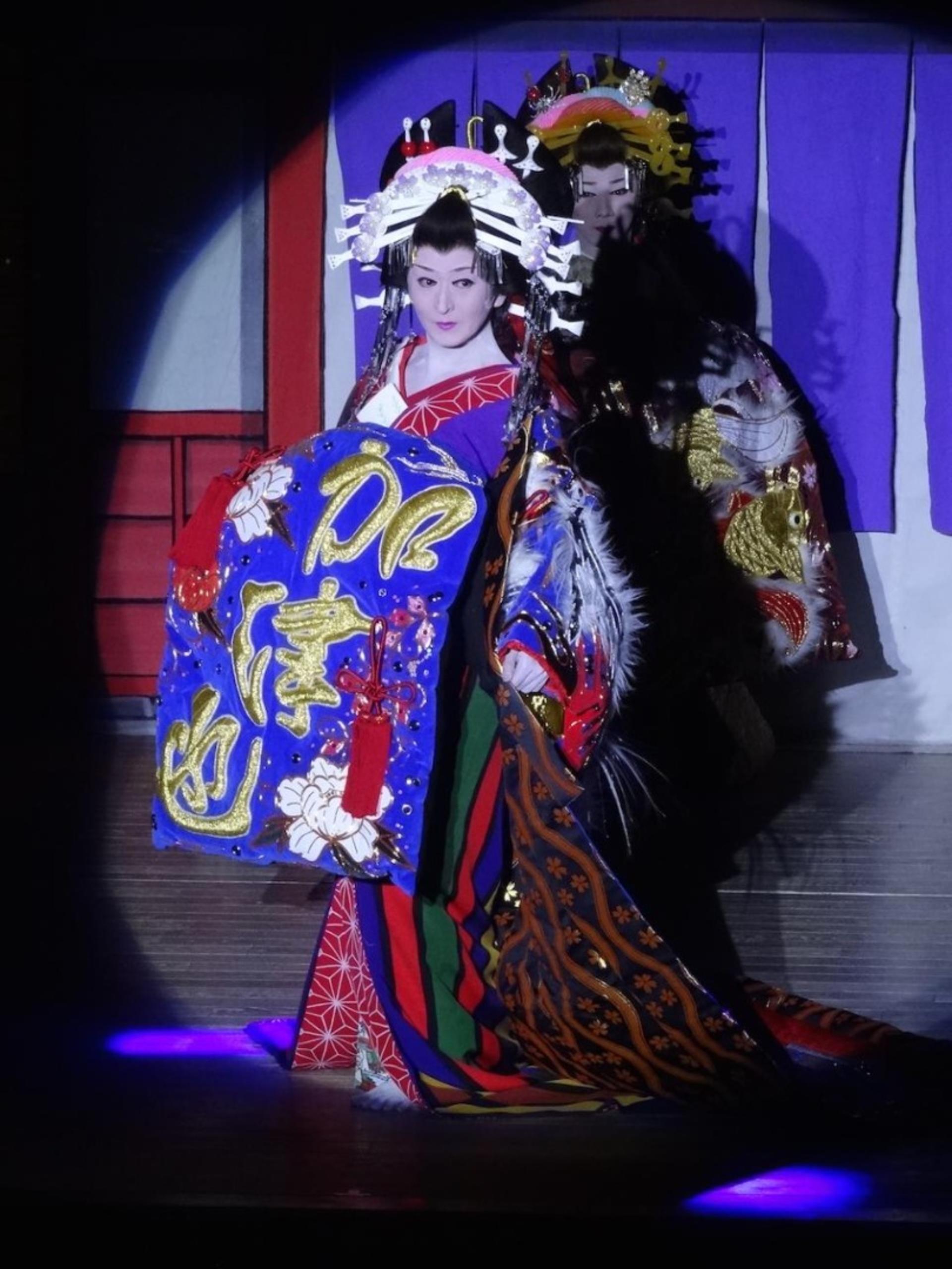 Traditional Japanese Performance “Taishu-engeki” in Umeda - Thumbnail 2