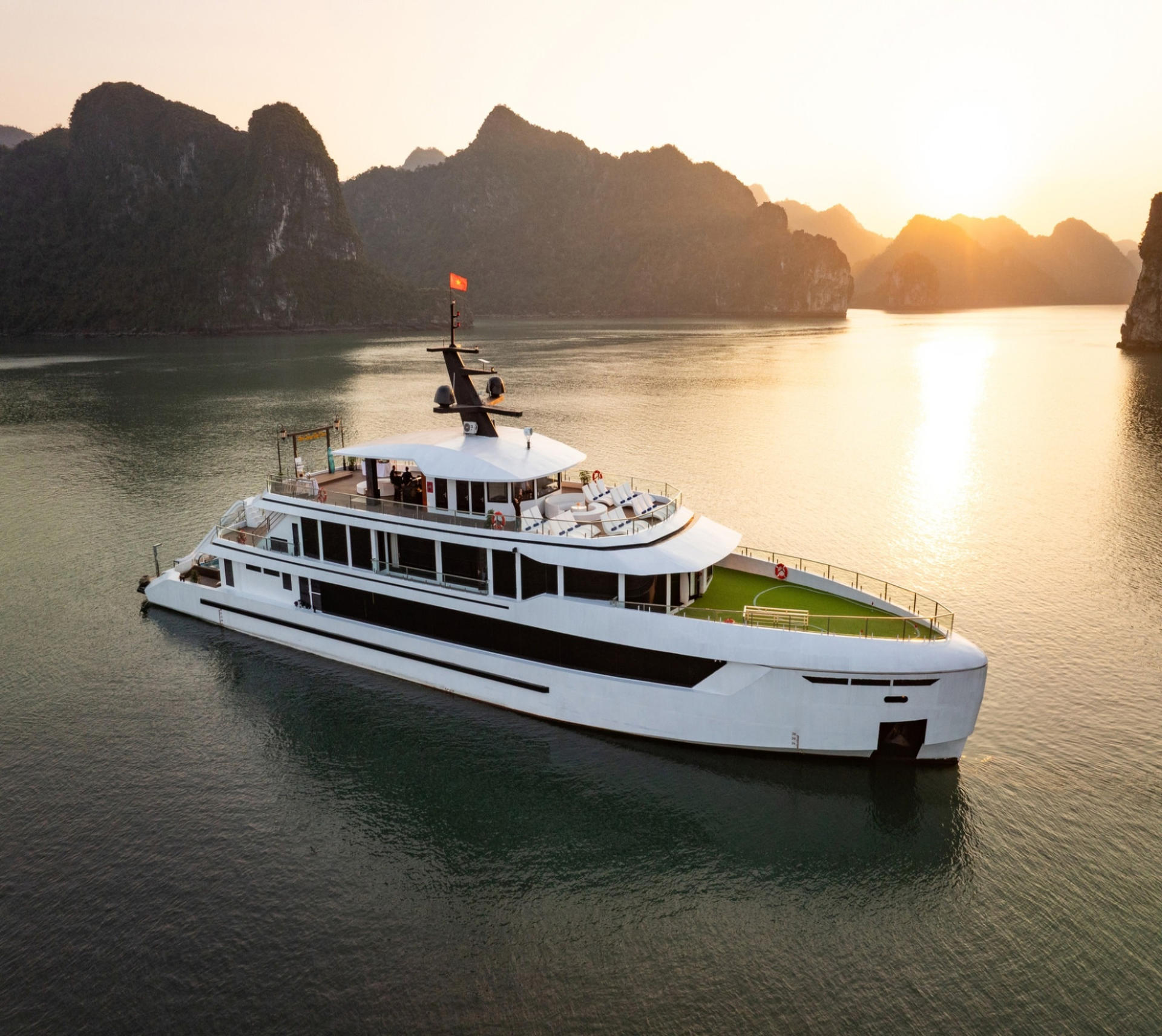 Hera Luxury Day Cruise: Ha Long Bay & Lan Ha Bay Tour - Image 1
