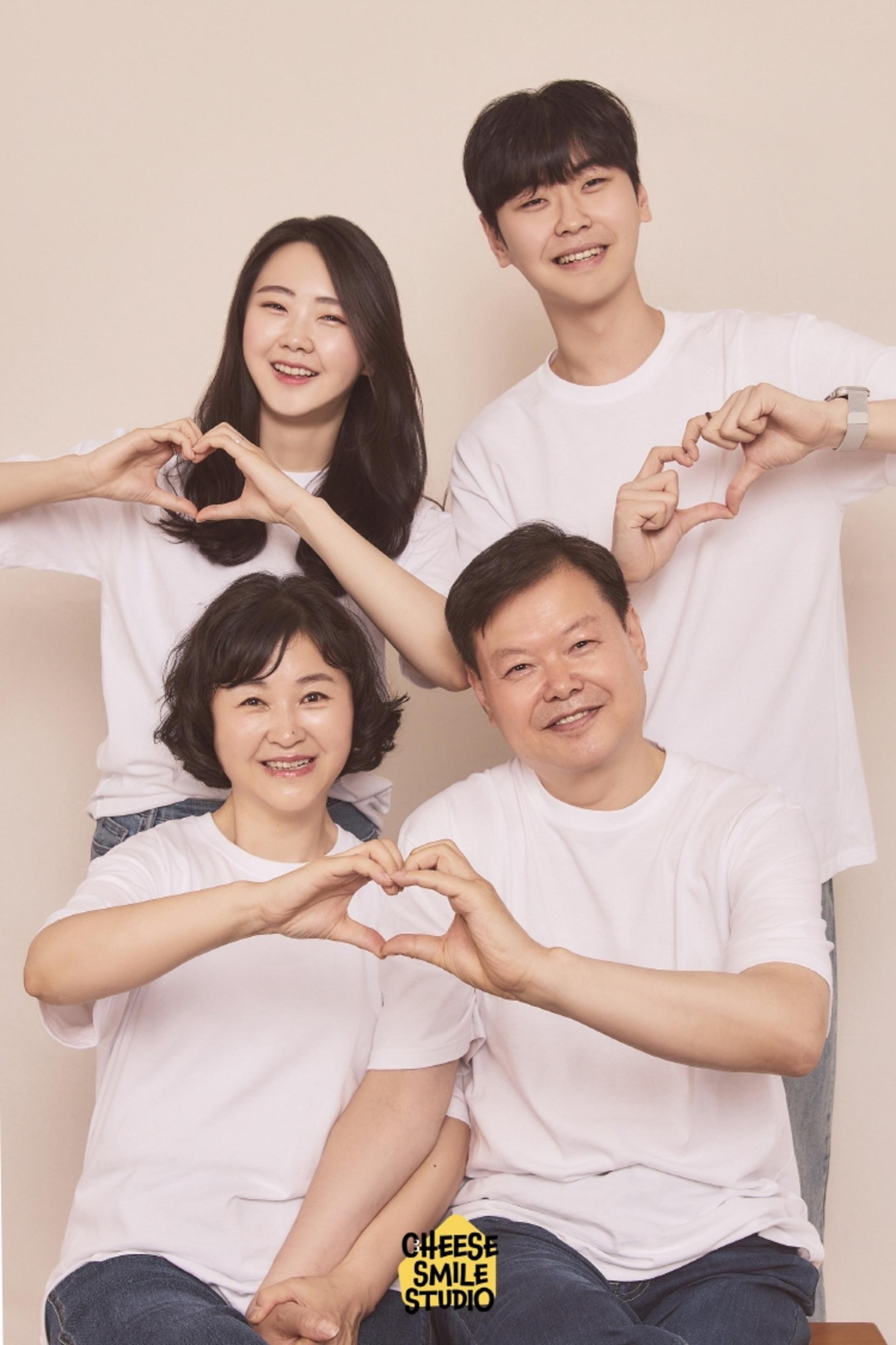  Cheese Smile Studio Self Photoshoot Experience in Bukchon - Thumbnail 8
