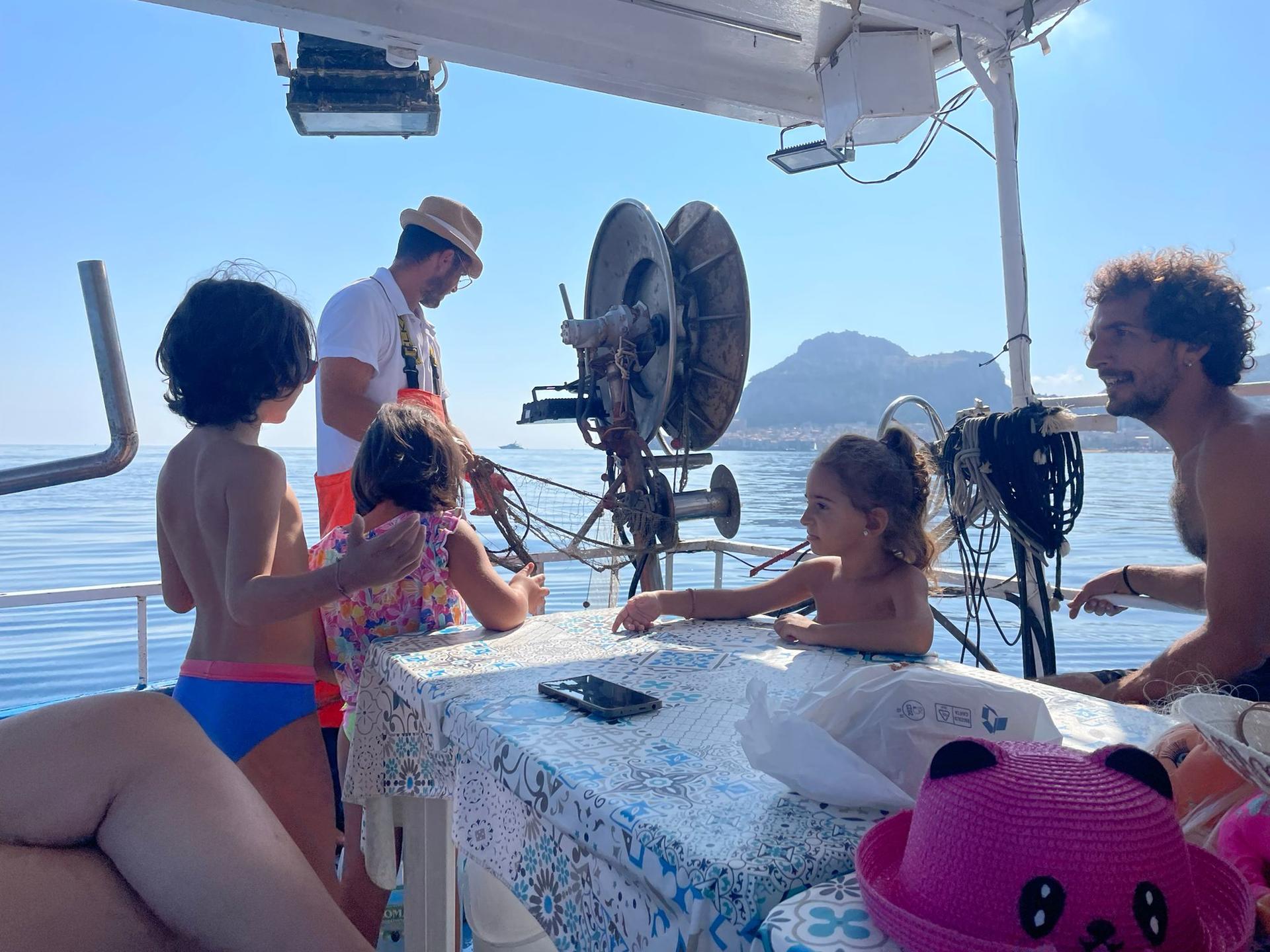 Cefalù: Tour in barca con pesca, snorkeling e pranzo a bordo - Image 1