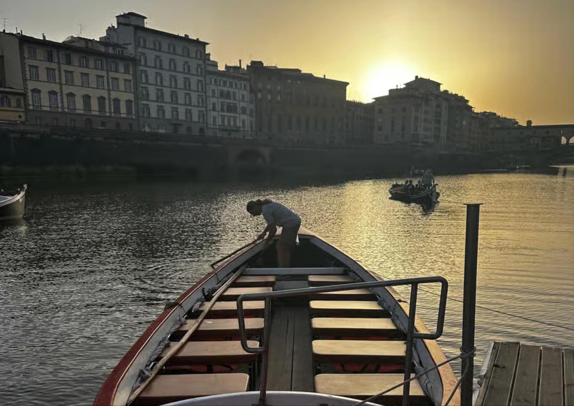 Florence Traditional Gondola Guided Boat Tour on the Arno River - Thumbnail 11