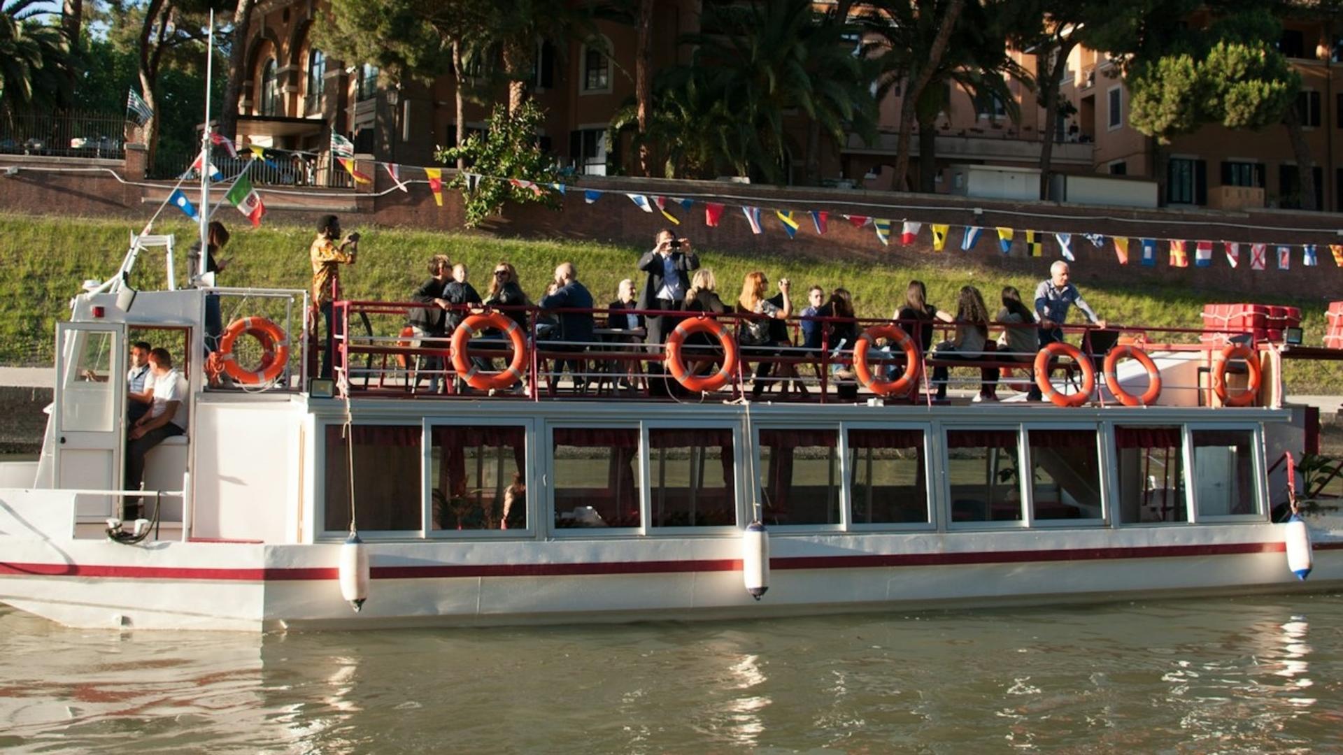Tiber hop-on hop-off cruise experience in Rome  - Thumbnail 4