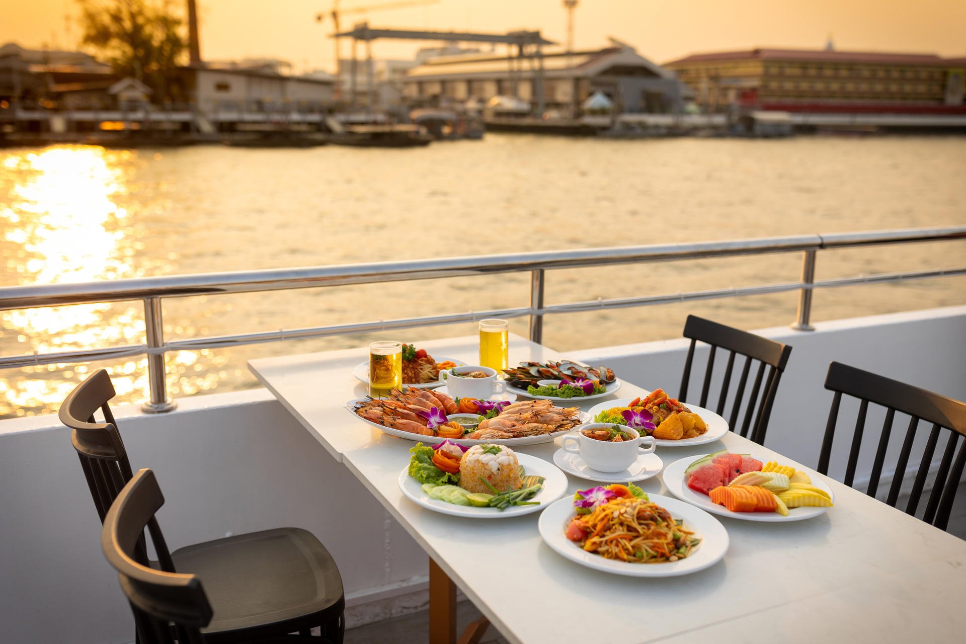The Luxury White Dinner Cruise in Bangkok - Thumbnail 18