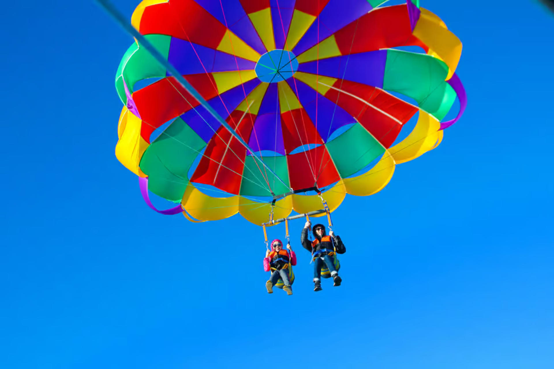 Parasailing over Surfers Paradise - Thumbnail 6