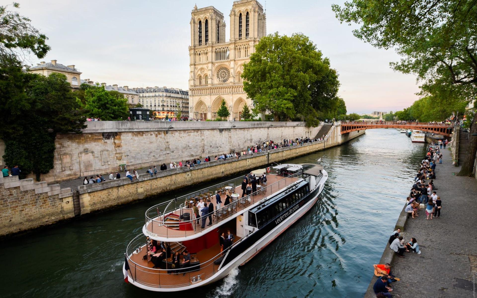 Vedettes de Paris 1-Hour Seine River Musical Sightseeing Cruise - Thumbnail 6