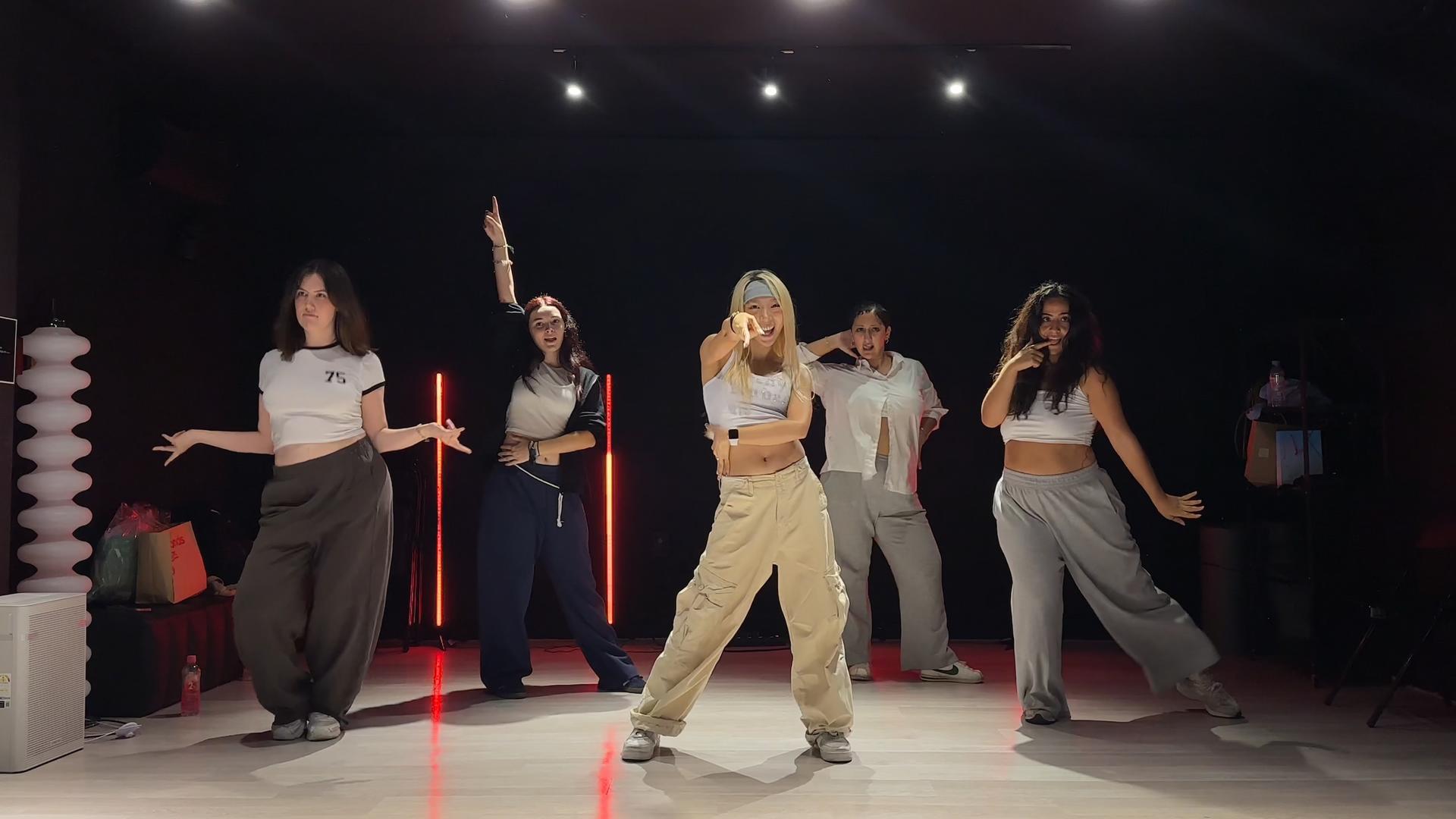 K-pop Dance One-Day Class with a Professional in Hongdae - Thumbnail 9