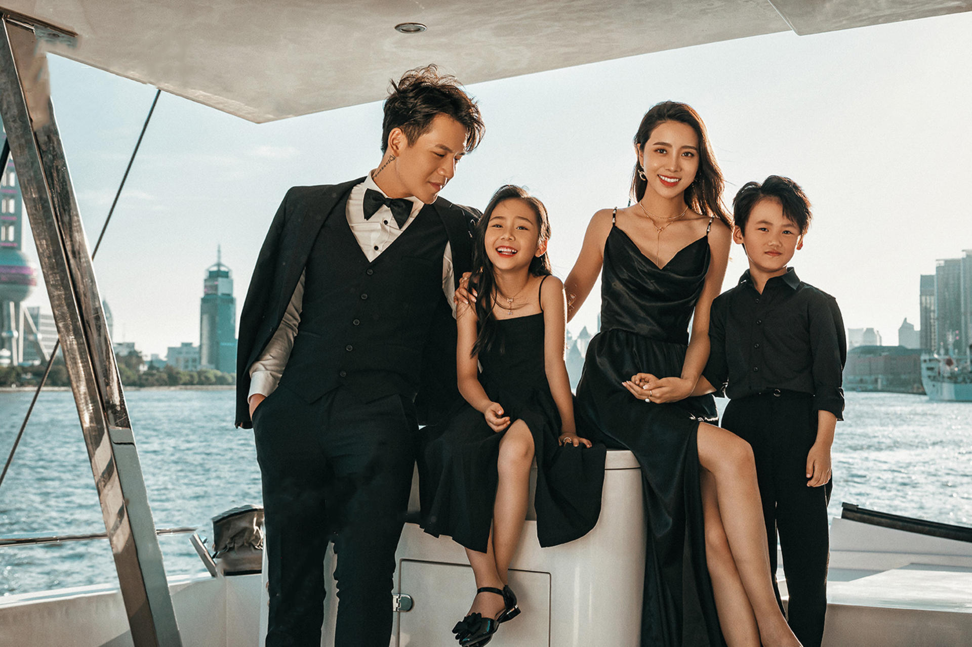 Shanghai Bund Parent-Child Yacht Photography (All Negatives Included & Costumes/Styling Included) - Thumbnail 9