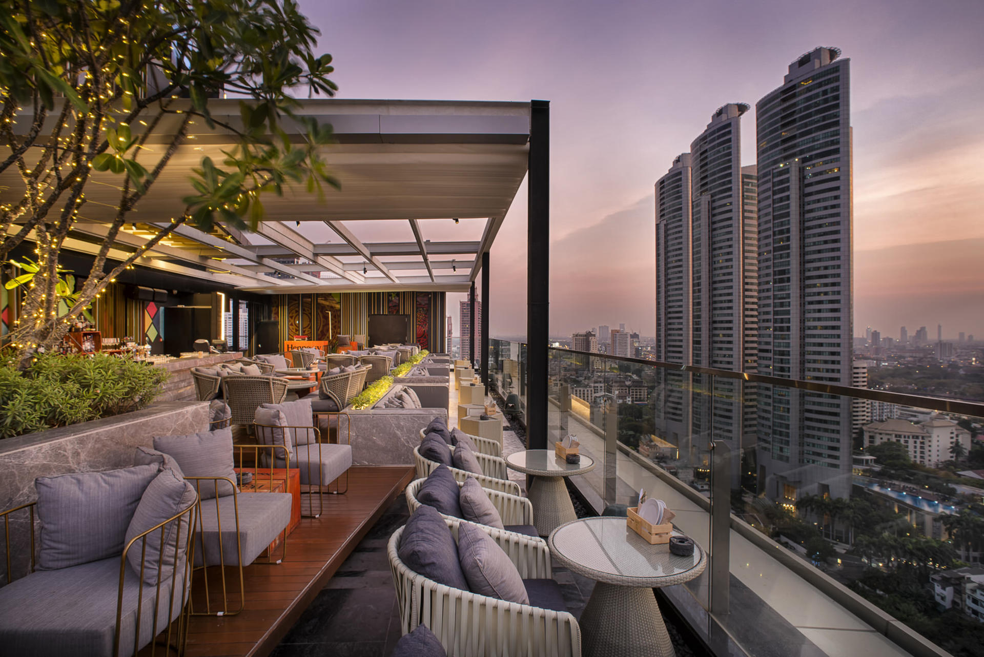 Sky on 20 Rooftop Bar at Novotel Bangkok Sukhumvit 20 - Thumbnail 2