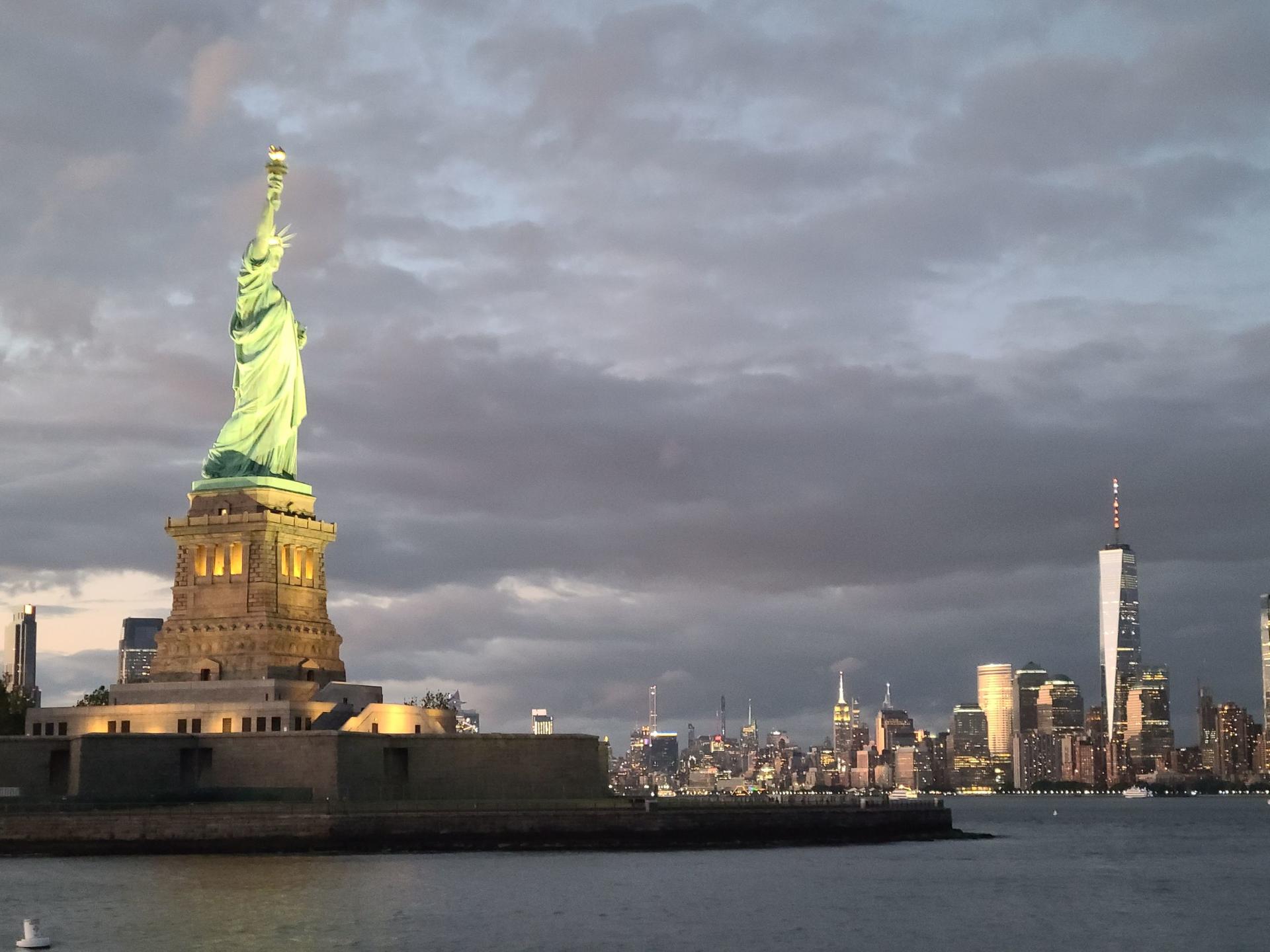 Manhattan Skyline and Statue of Liberty Night Cruise in New York - Thumbnail 8