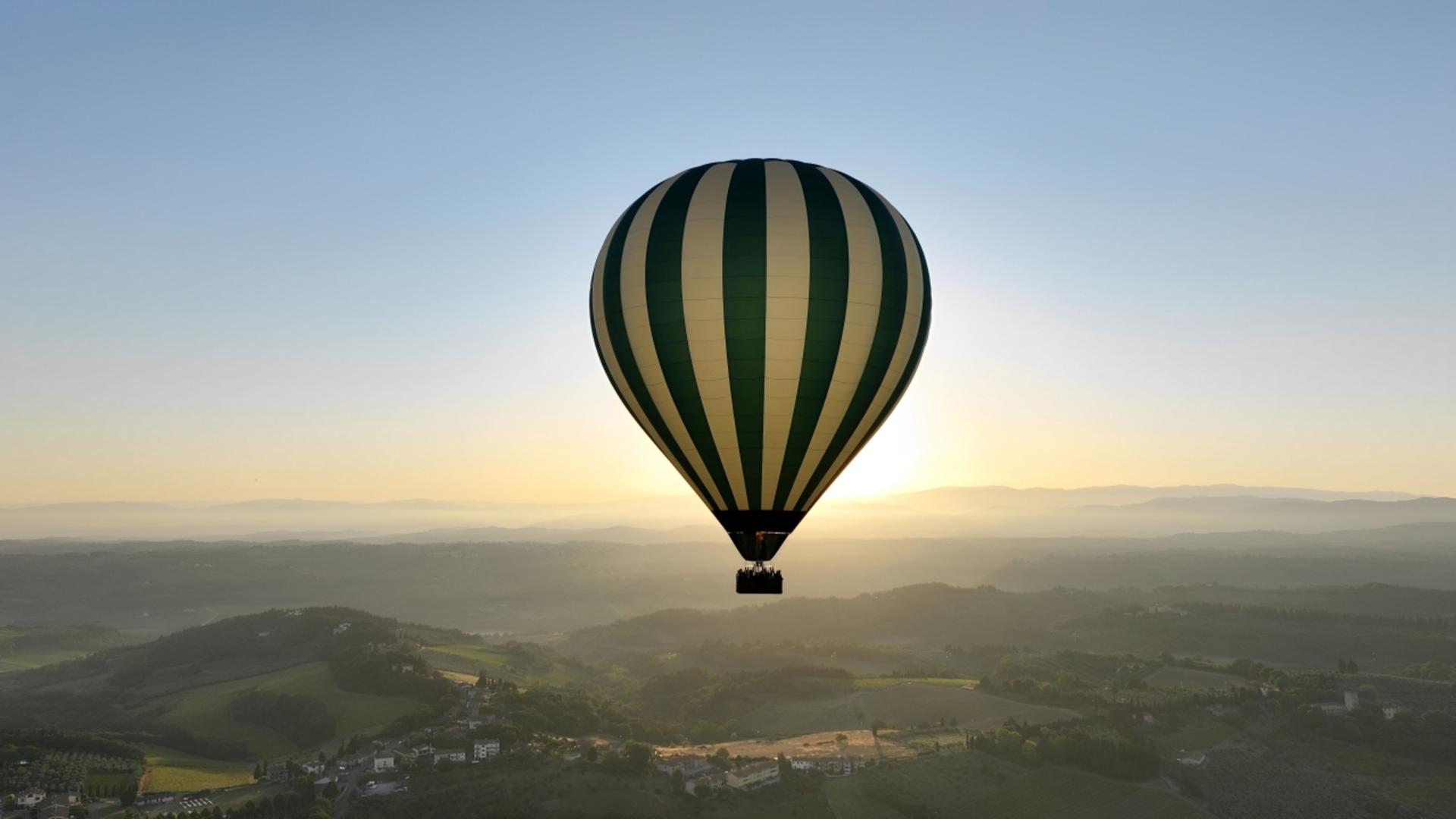 Private hot air balloon flight experience in Val d Orcia - Thumbnail 5