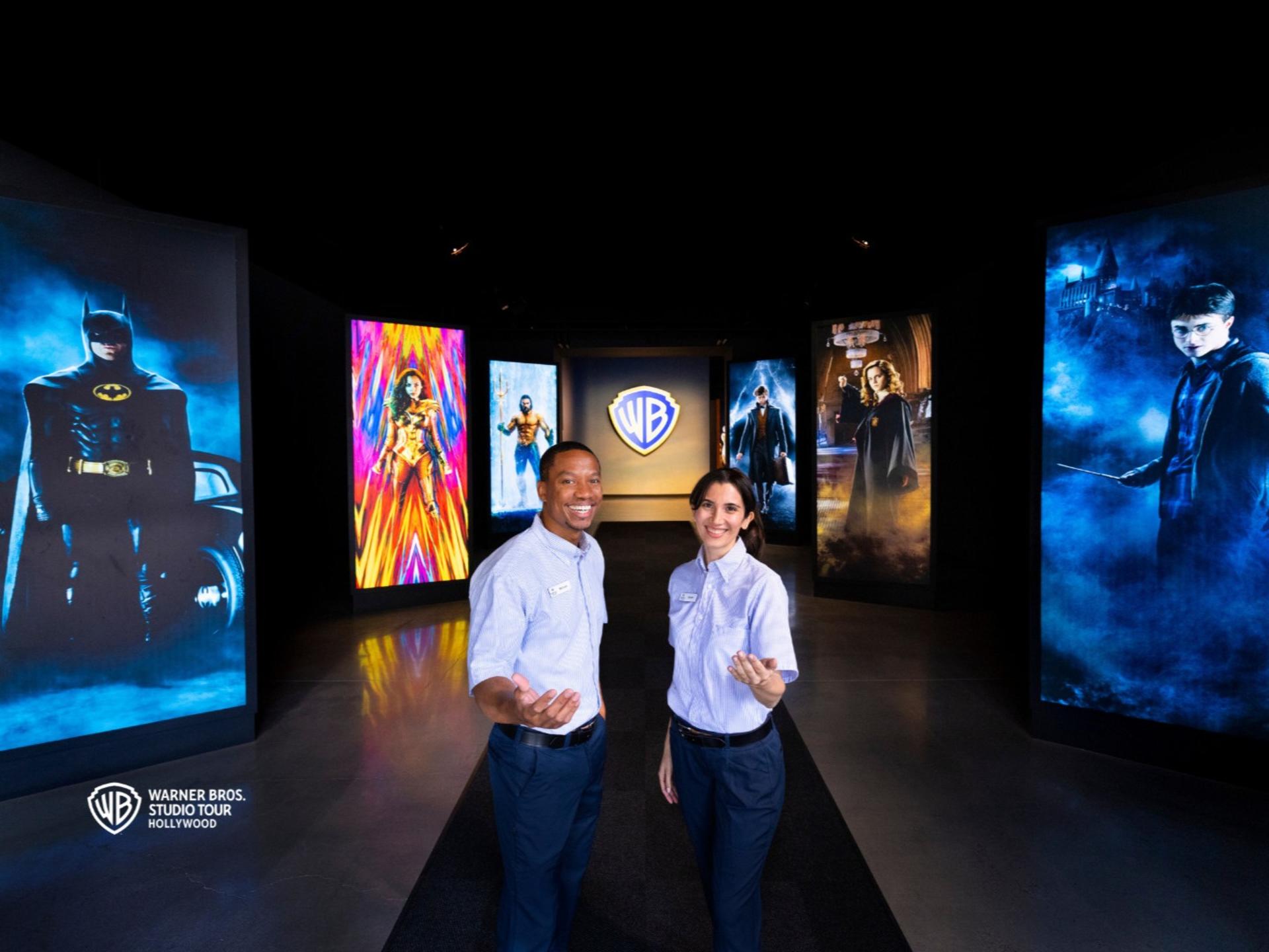 Celebrity Homes & Warner Bros. Studio Tour in Hollywood - Thumbnail 8