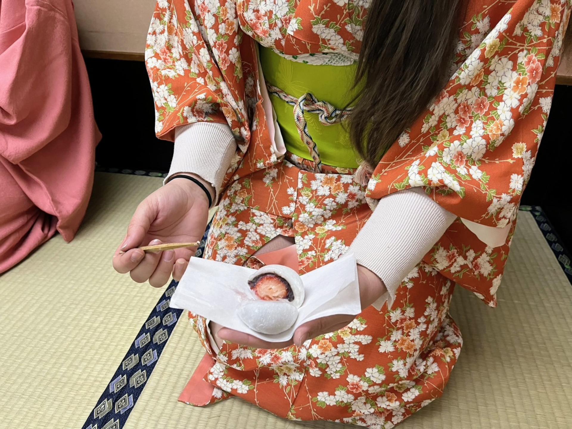 Learn Zen of Making tea Matcha,enjyoing Wagashi in kimono set - Thumbnail 11