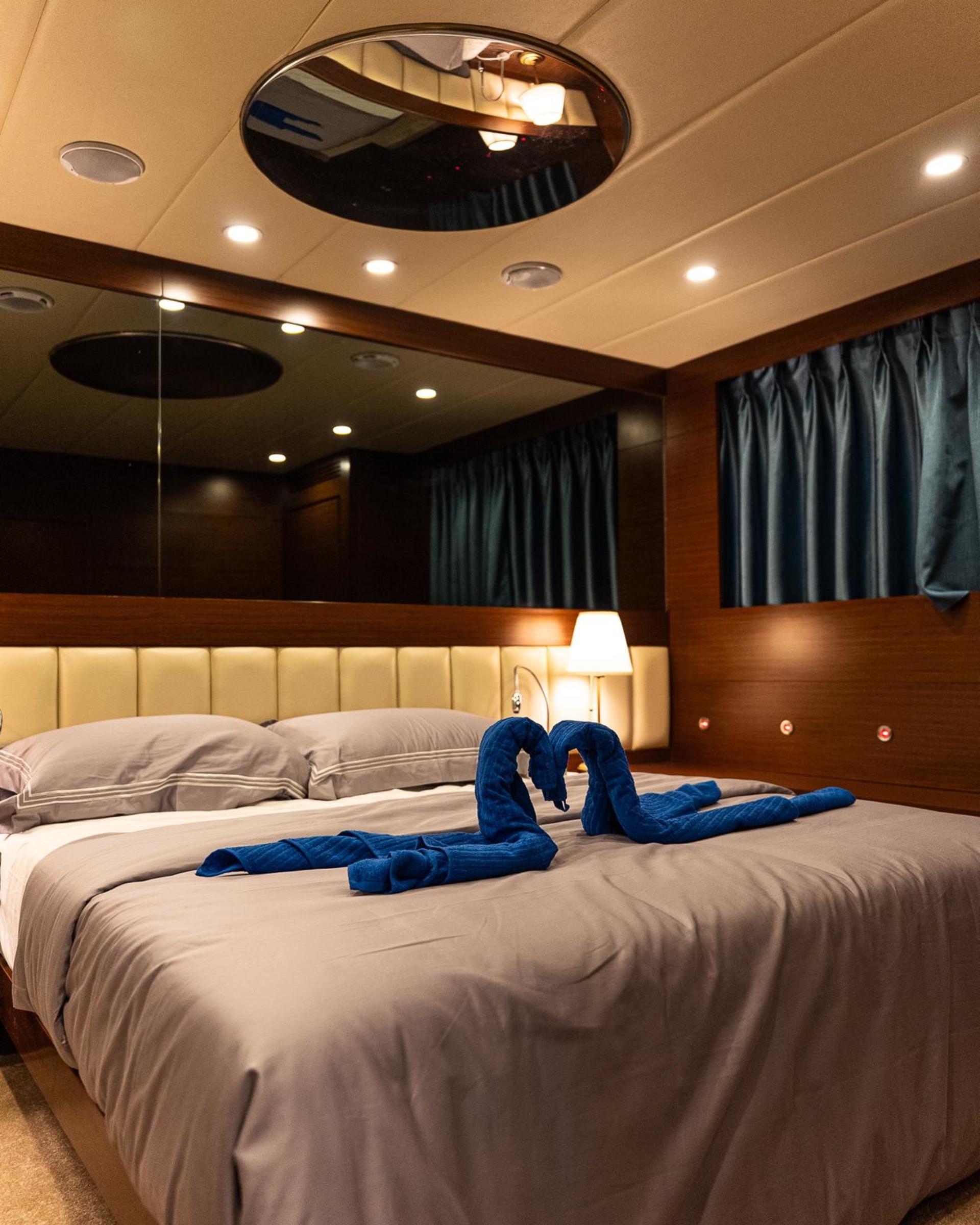 Lazarus Island MOJO Luxury Yacht by Shimmering Sea Cruises - Thumbnail 10
