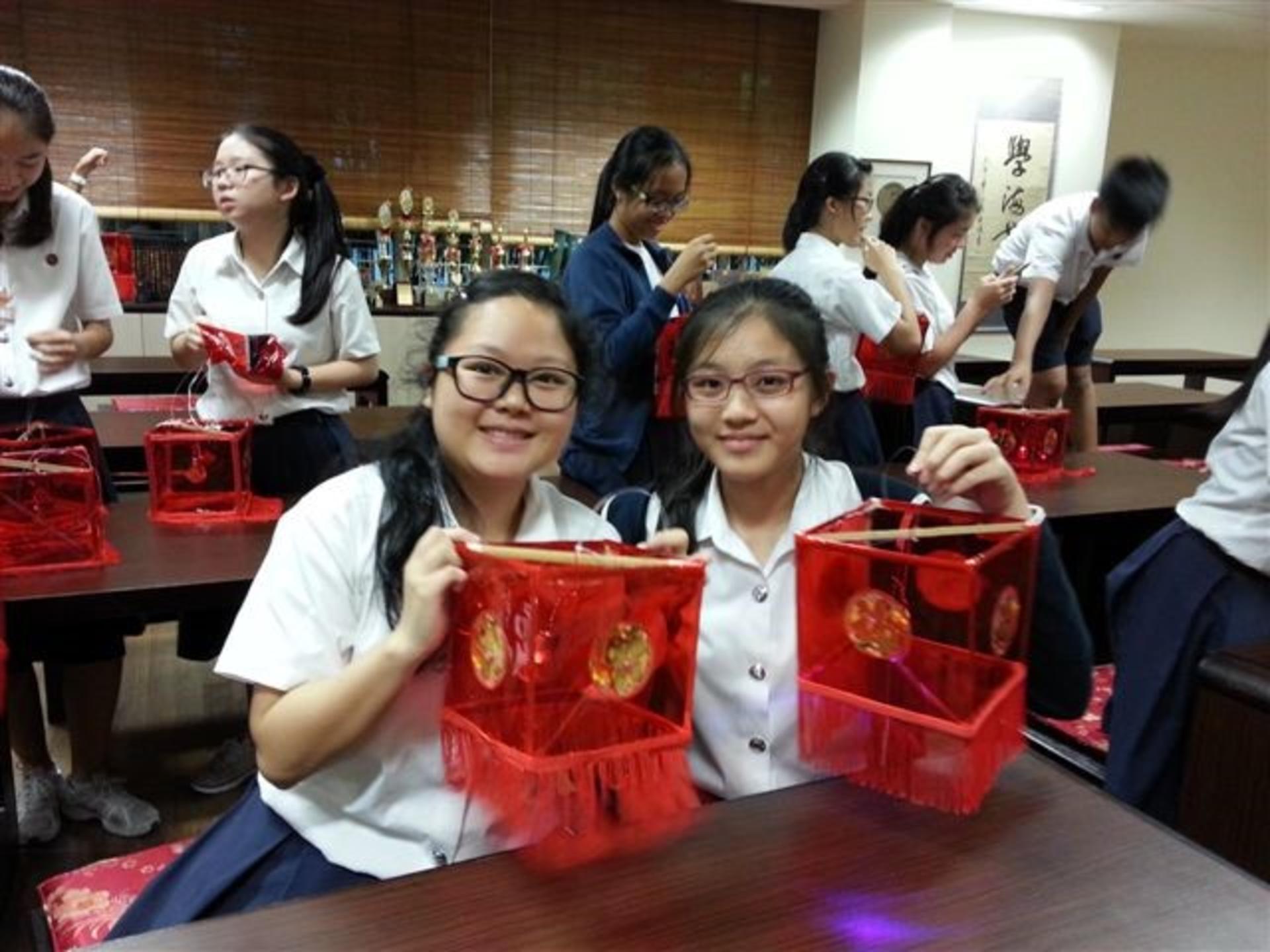 Traditional Lantern Craft: Paper Strapping Heritage - Thumbnail 2