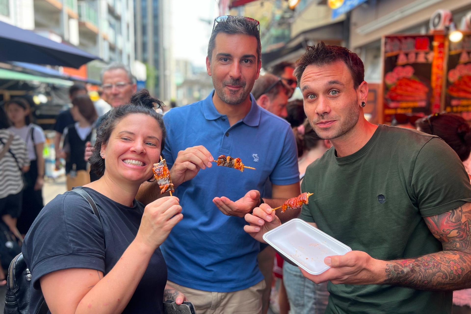 Tsukiji Fish Market Food and Walking Tour - Thumbnail 3