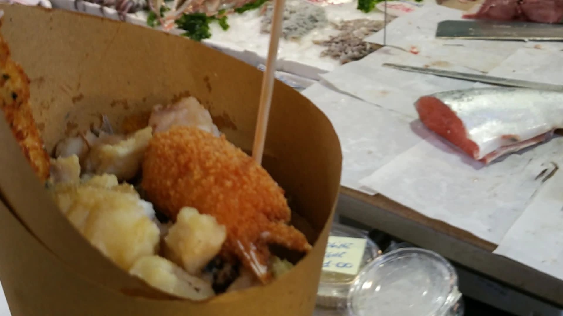Street food tour with tastings and sightseeing in Naples - Thumbnail 8