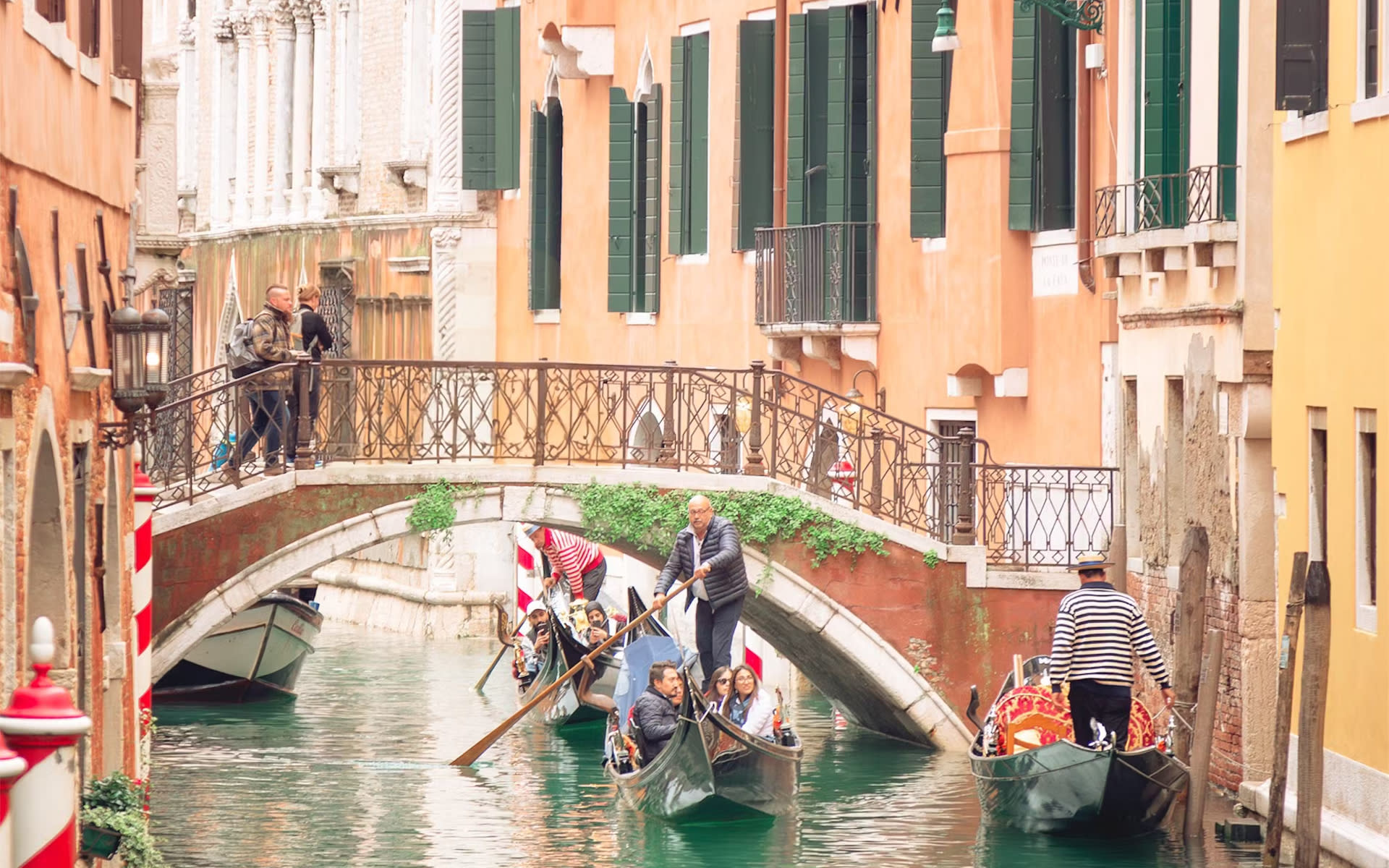 Traditional Shared Gondola Ride in Venice - Thumbnail 5