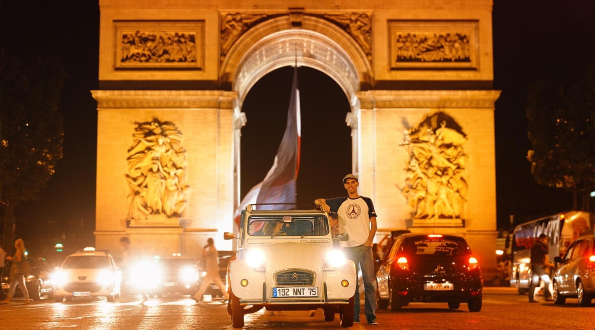 Citroen 2CV Night Tour and Seine River Cruise in Paris - Thumbnail 3