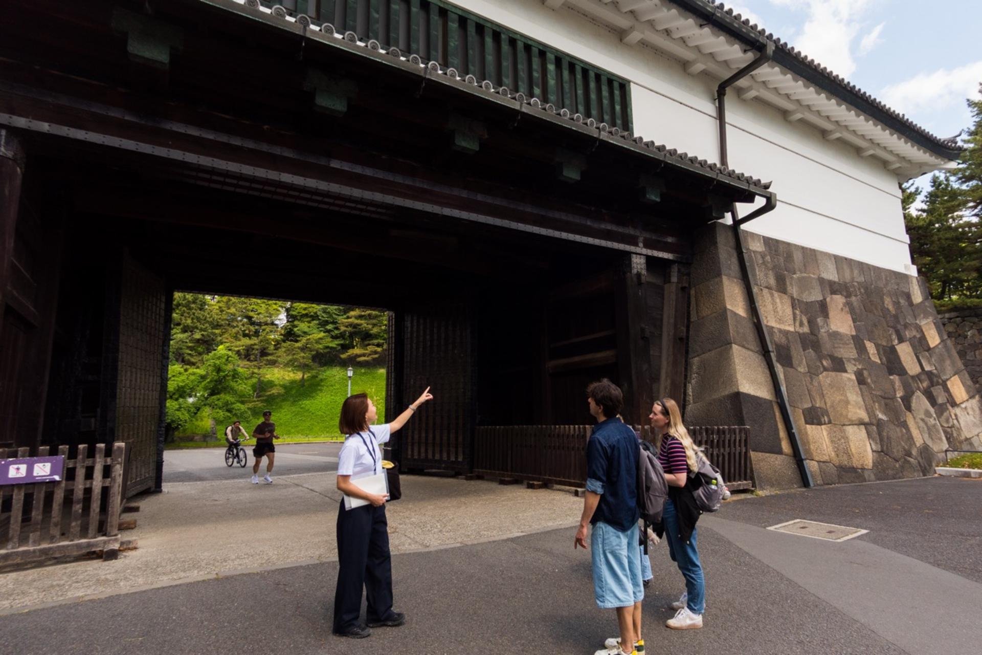 Tokyo: Imperial Palace & Shogun Castle Walking Tour - Thumbnail 4