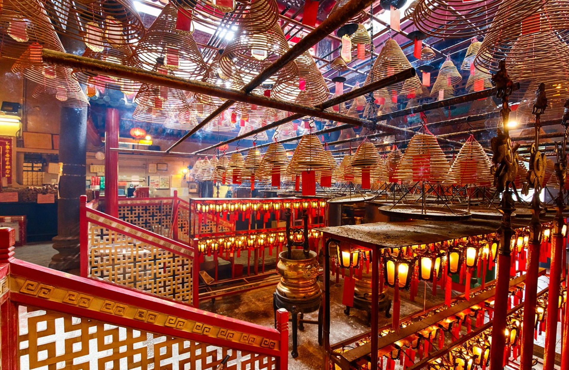 Deluxe Hong Kong Day Tour: Priority Peak Tram, City Walk & Dim Sum - Thumbnail 17