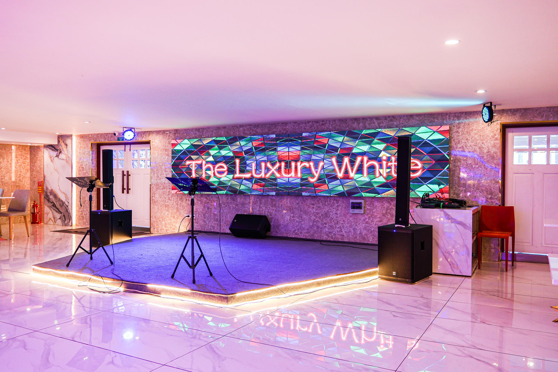 The Luxury White Dinner Cruise in Bangkok - Thumbnail 27