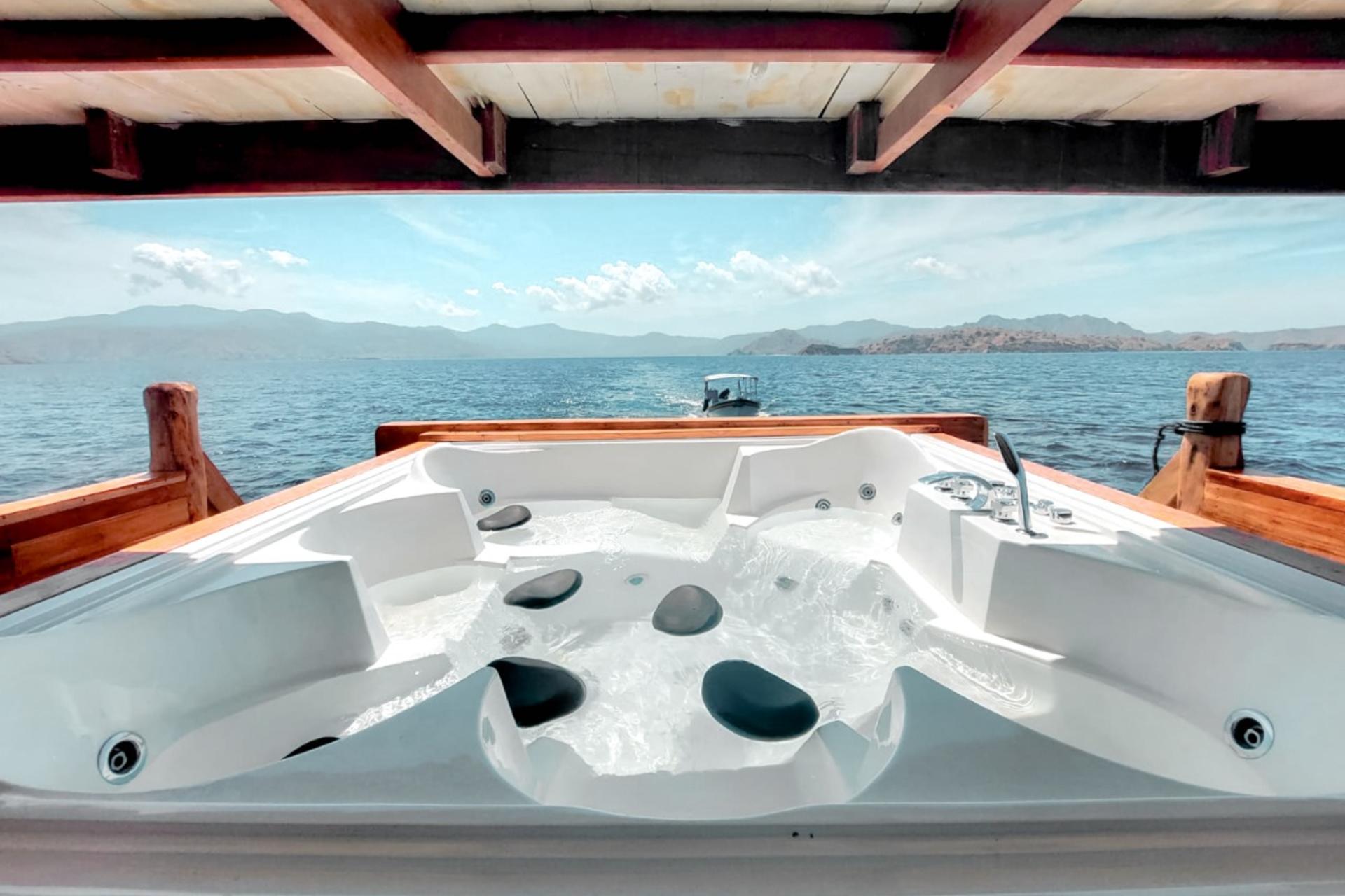 [Luxury Phinisi] 3D2N Sailing Liveaboard from Labuan Bajo - Thumbnail 26